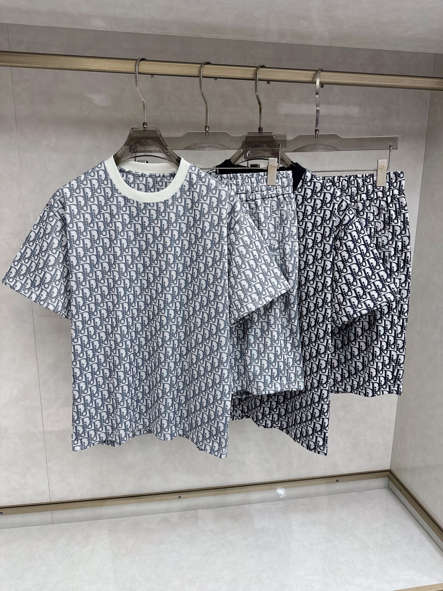 迪奥 2026春夏最新款，男女同款，经典设计短袖T恤短裤套装，定制丝光棉面料，手感柔软，穿着舒适，做工精