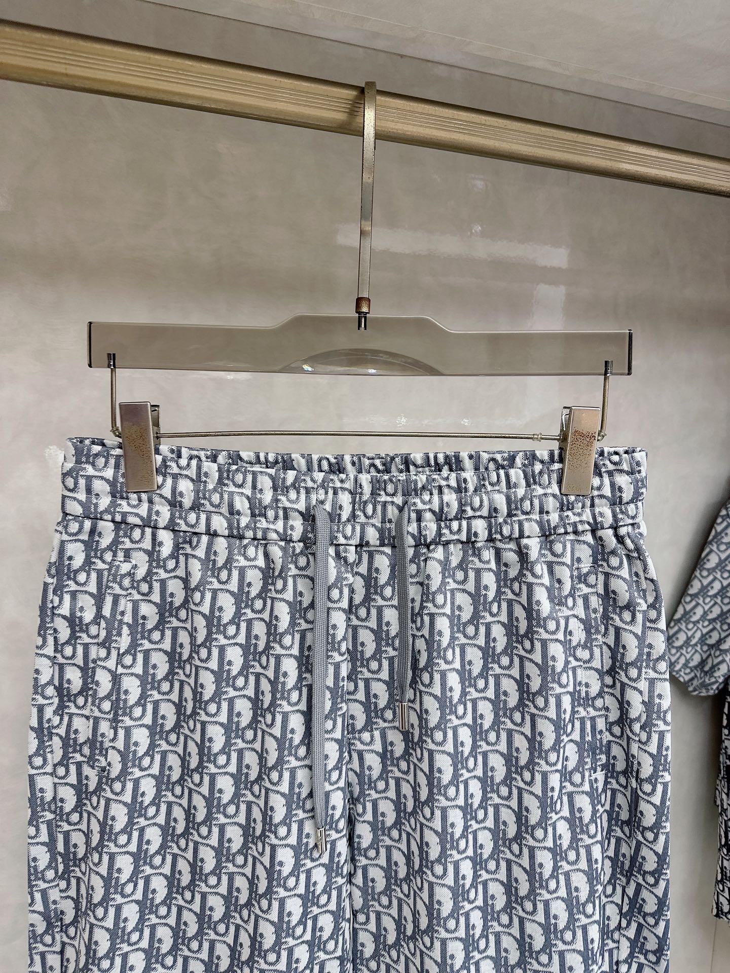 迪奥 2026春夏最新款，男女同款，经典设计短袖T恤短裤套装，定制丝光棉面料，手感柔软，穿着舒适，做工精