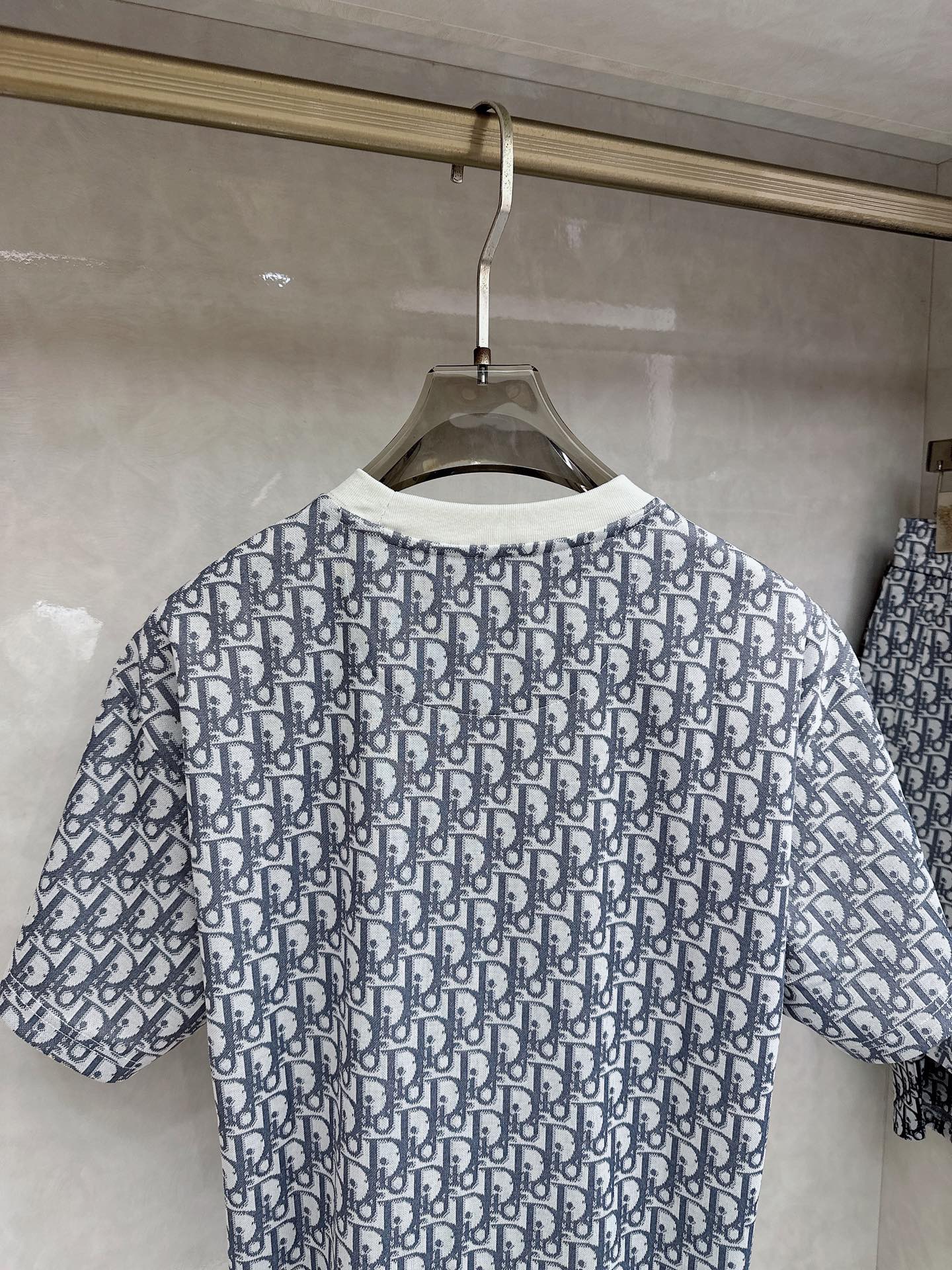 迪奥 2026春夏最新款，男女同款，经典设计短袖T恤短裤套装，定制丝光棉面料，手感柔软，穿着舒适，做工精