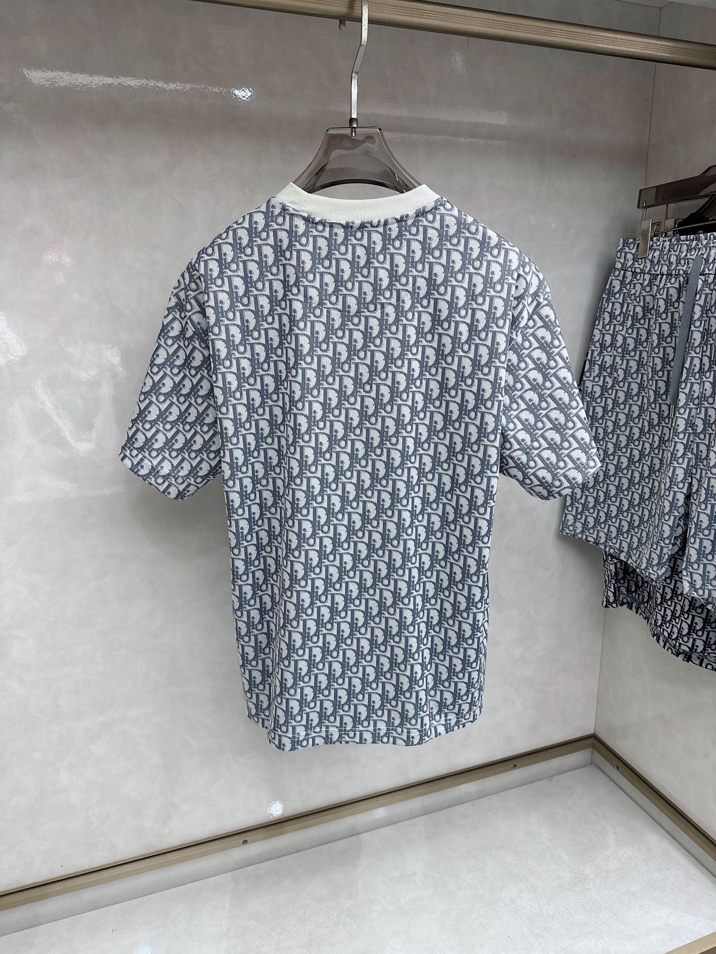 迪奥 2026春夏最新款，男女同款，经典设计短袖T恤短裤套装，定制丝光棉面料，手感柔软，穿着舒适，做工精