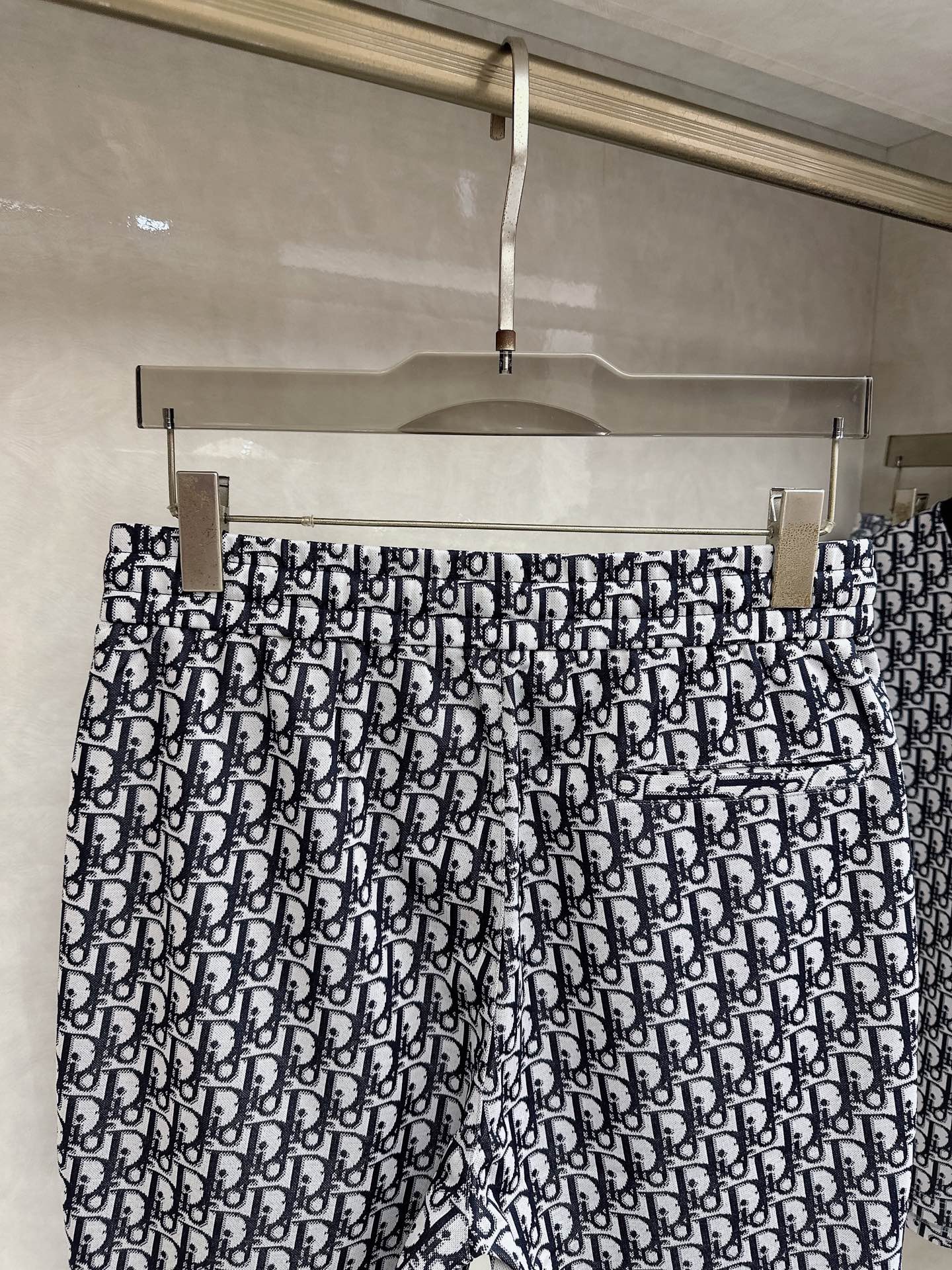 迪奥 2026春夏最新款，男女同款，经典设计短袖T恤短裤套装，定制丝光棉面料，手感柔软，穿着舒适，做工精