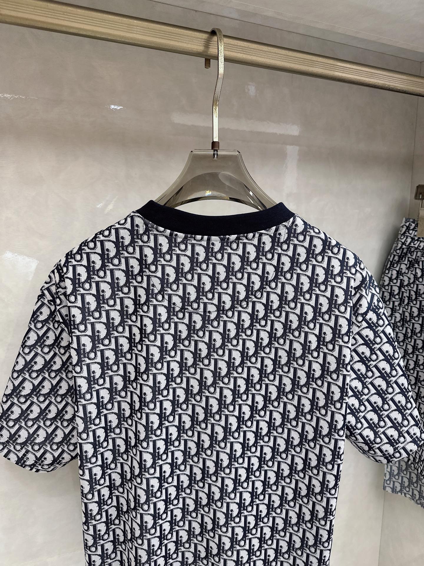 迪奥 2026春夏最新款，男女同款，经典设计短袖T恤短裤套装，定制丝光棉面料，手感柔软，穿着舒适，做工精