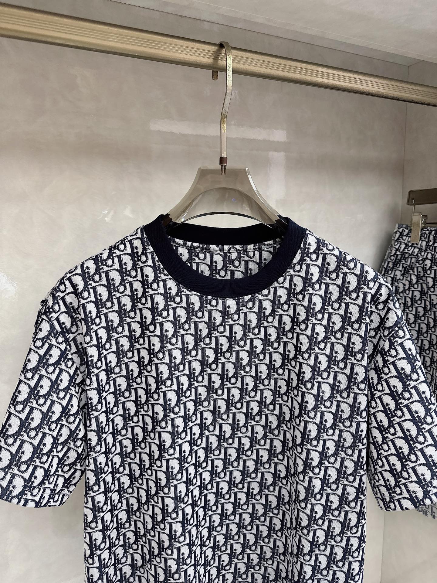 迪奥 2026春夏最新款，男女同款，经典设计短袖T恤短裤套装，定制丝光棉面料，手感柔软，穿着舒适，做工精