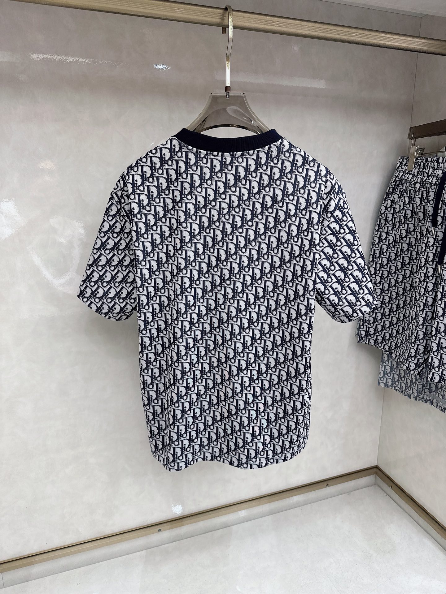 迪奥 2026春夏最新款，男女同款，经典设计短袖T恤短裤套装，定制丝光棉面料，手感柔软，穿着舒适，做工精