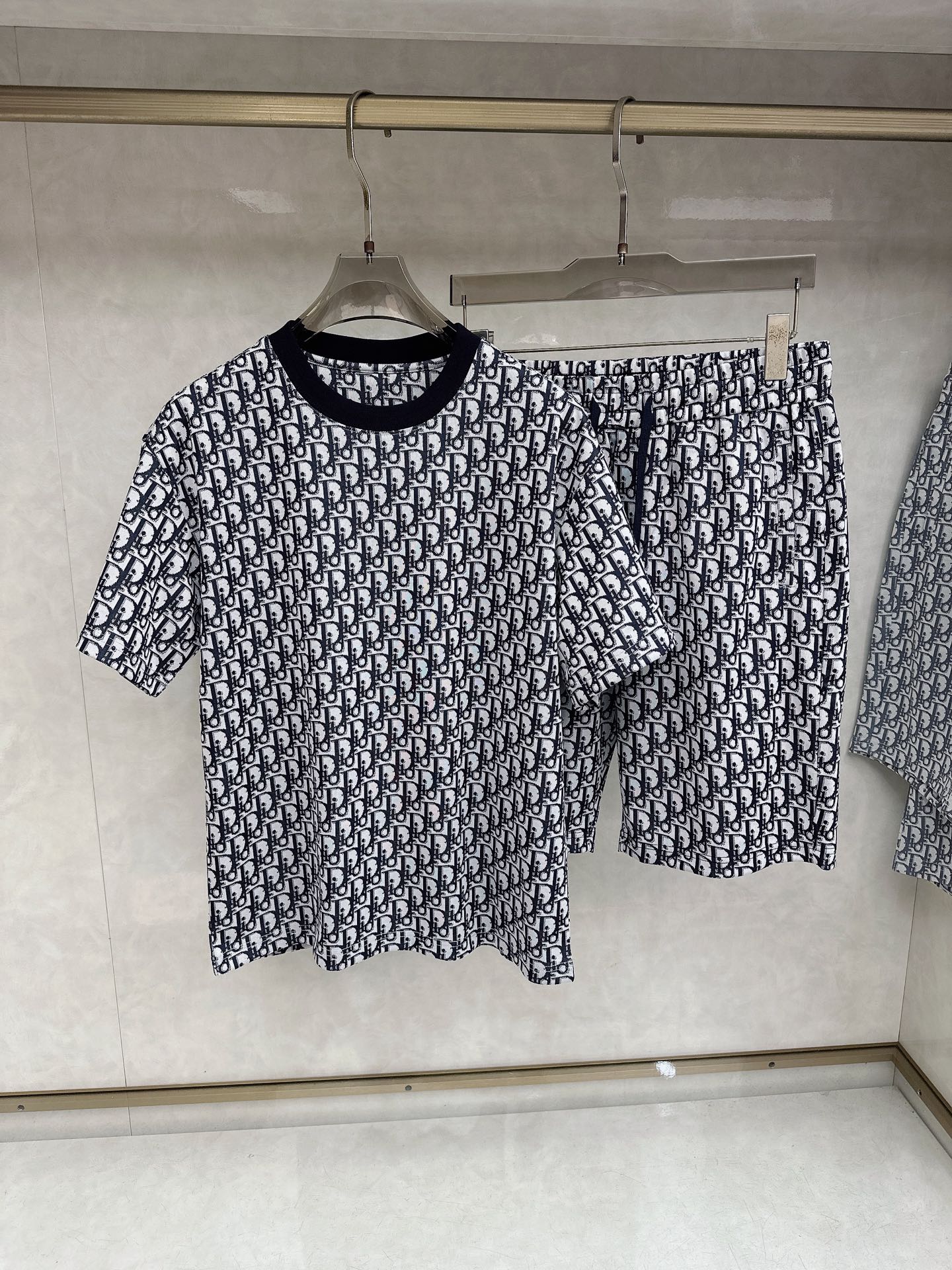 迪奥 2026春夏最新款，男女同款，经典设计短袖T恤短裤套装，定制丝光棉面料，手感柔软，穿着舒适，做工精