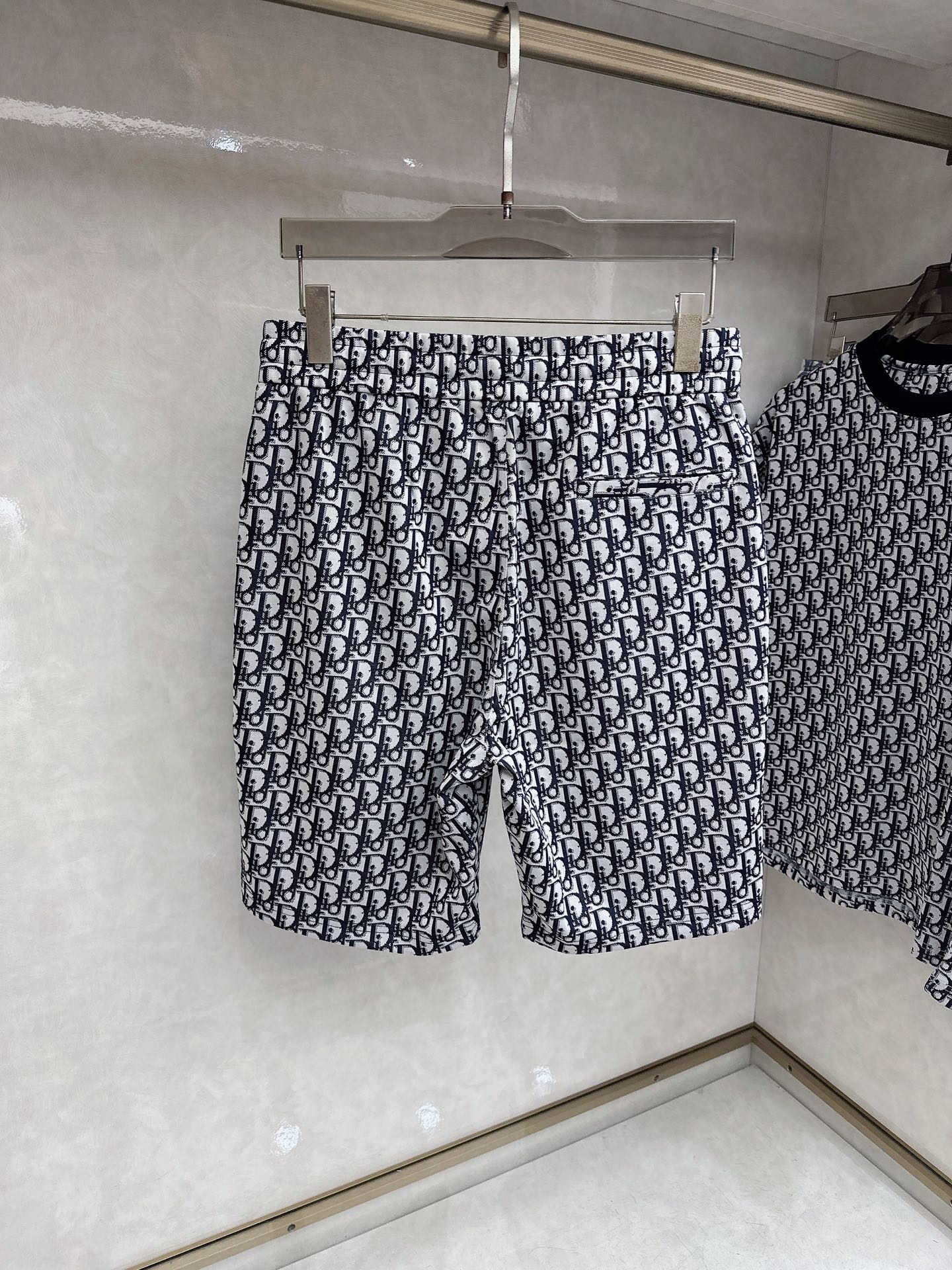 迪奥 2026春夏最新款，男女同款，经典设计短袖T恤短裤套装，定制丝光棉面料，手感柔软，穿着舒适，做工精