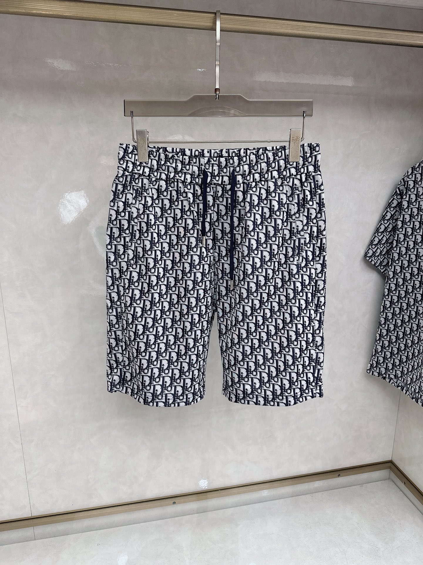 迪奥 2026春夏最新款，男女同款，经典设计短袖T恤短裤套装，定制丝光棉面料，手感柔软，穿着舒适，做工精