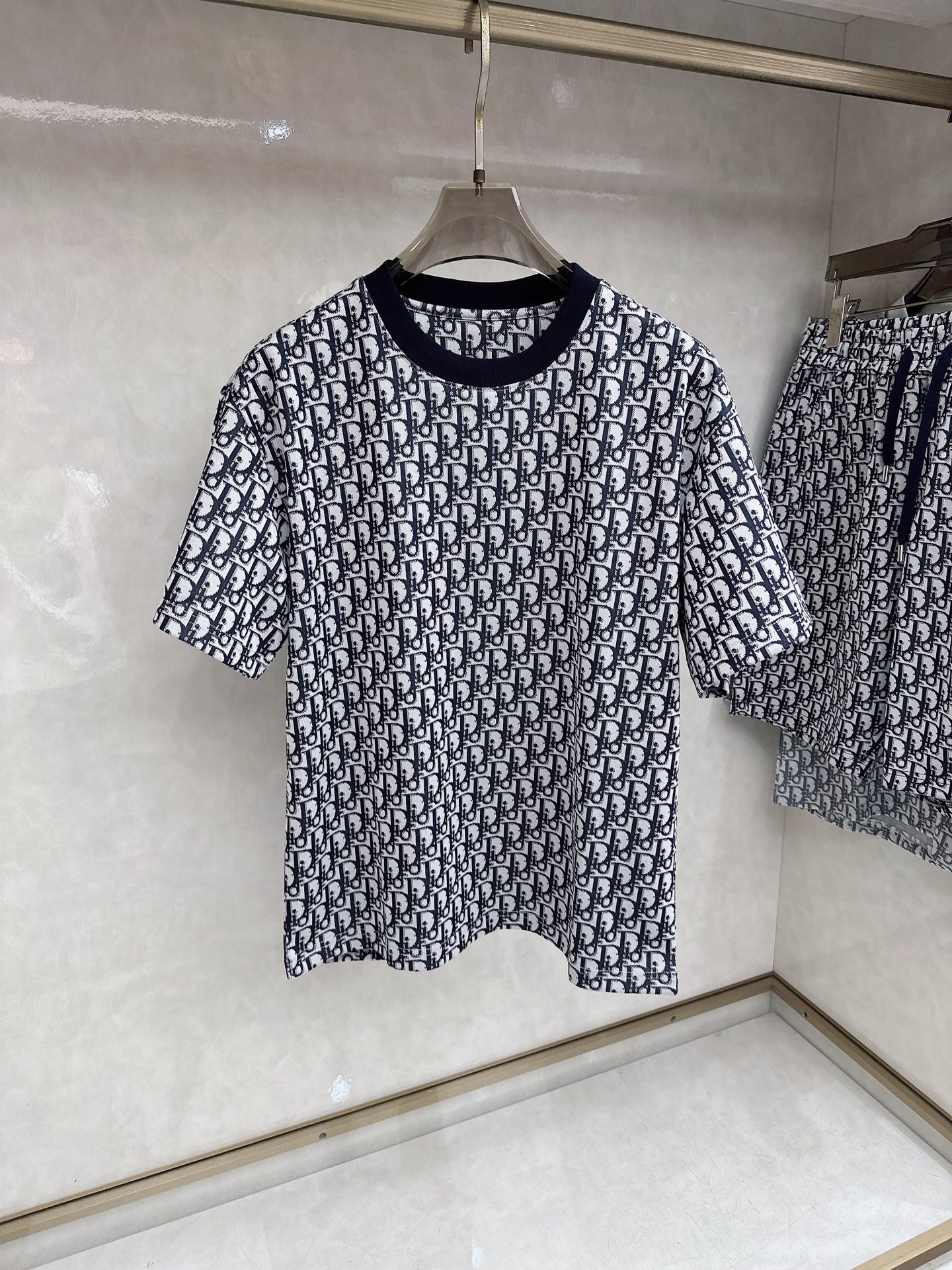 迪奥 2026春夏最新款，男女同款，经典设计短袖T恤短裤套装，定制丝光棉面料，手感柔软，穿着舒适，做工精