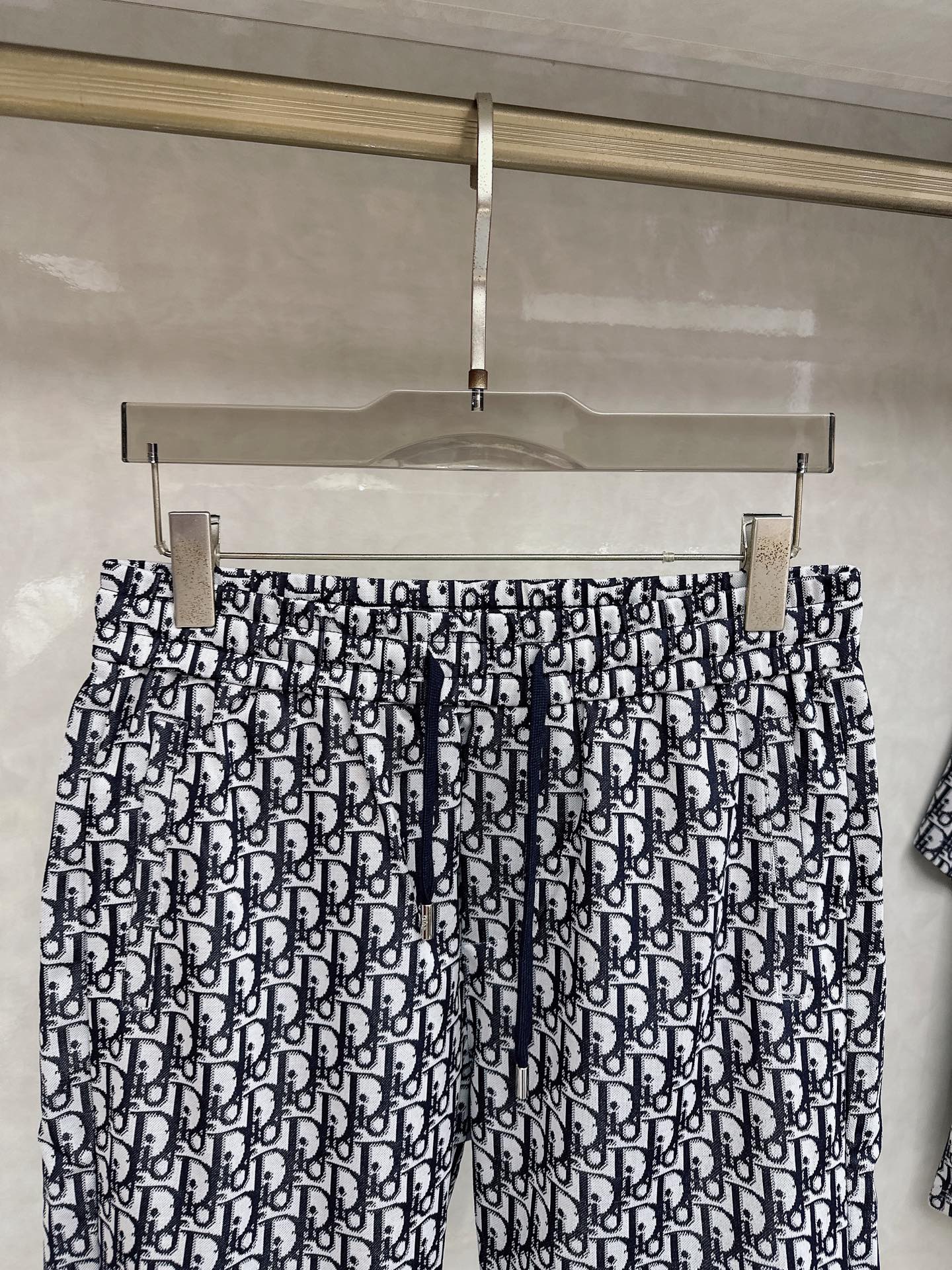 迪奥 2026春夏最新款，男女同款，经典设计短袖T恤短裤套装，定制丝光棉面料，手感柔软，穿着舒适，做工精