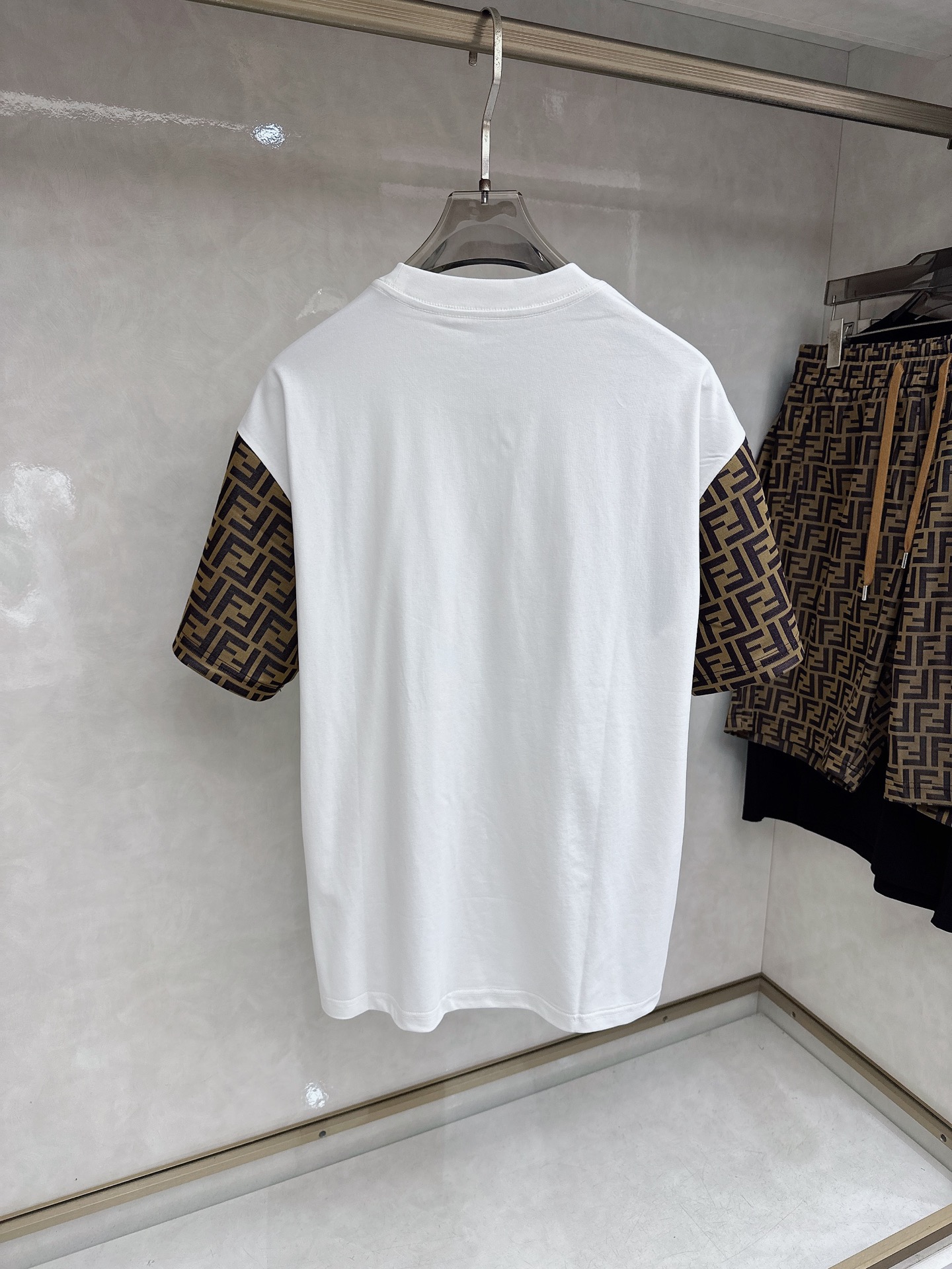 芬迪 2026春夏最新款，男女同款，经典设计短袖T恤短裤套装，定制丝光棉面料，手感柔软，穿着舒适，做工精