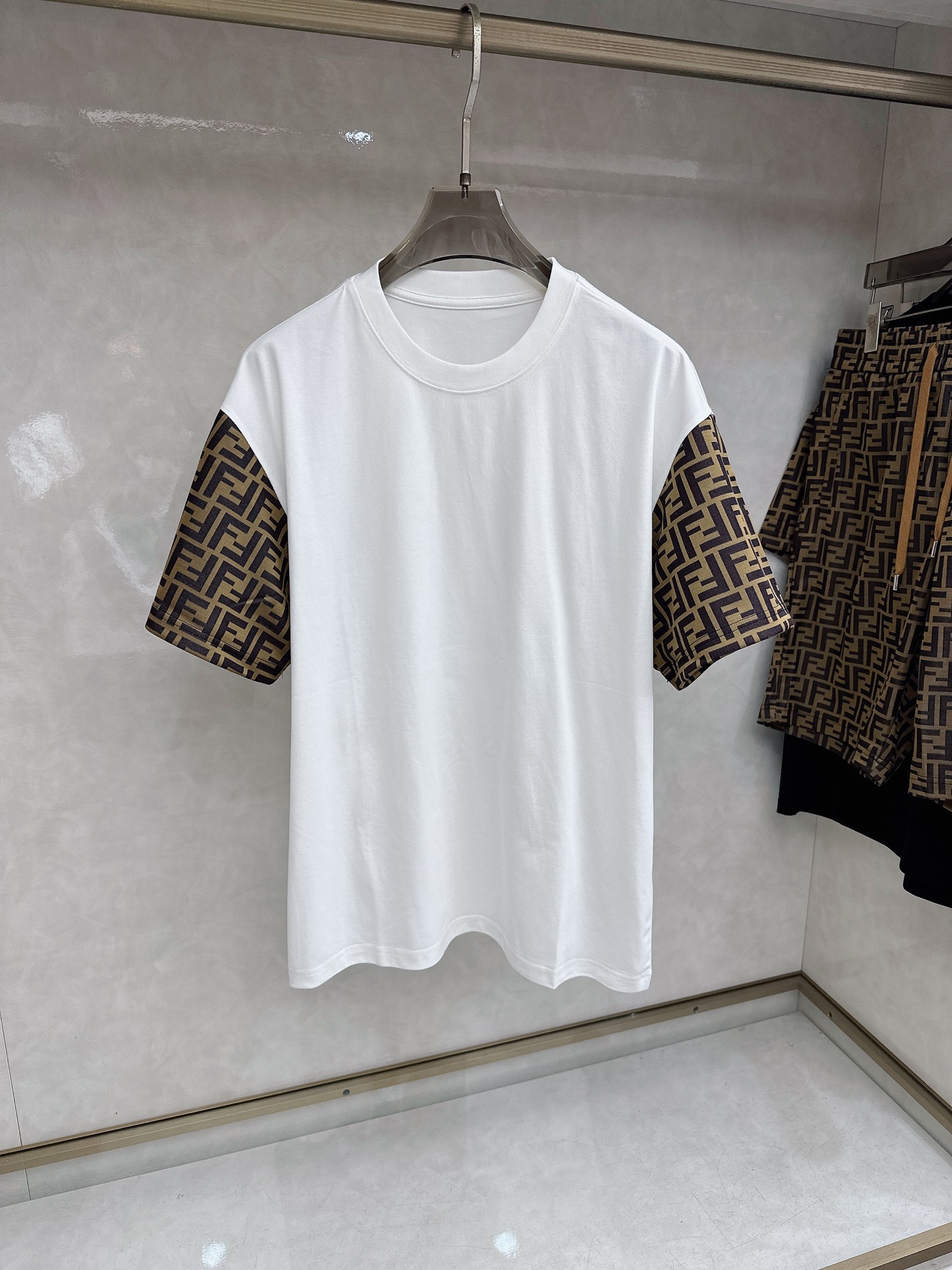 芬迪 2026春夏最新款，男女同款，经典设计短袖T恤短裤套装，定制丝光棉面料，手感柔软，穿着舒适，做工精