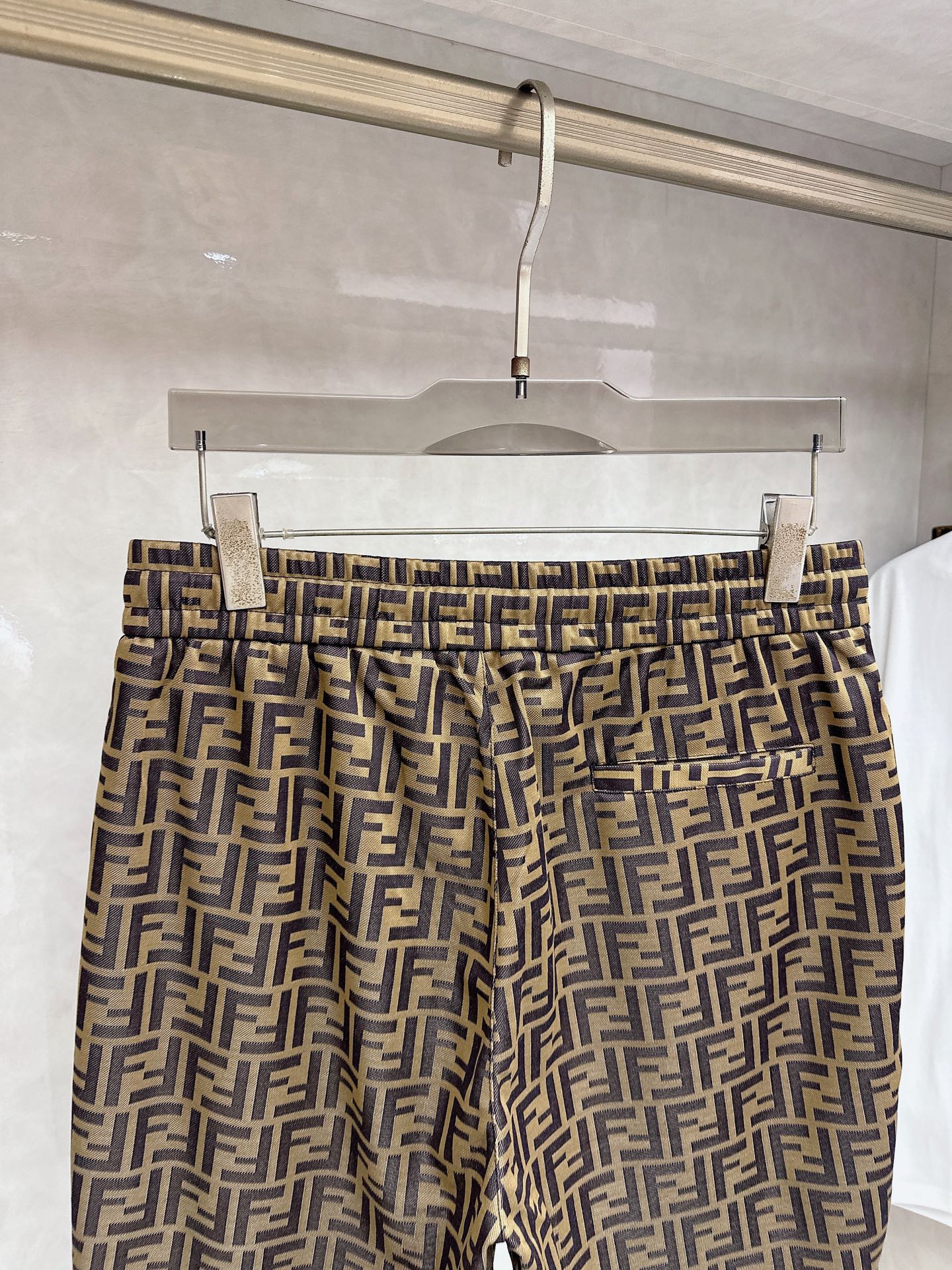 芬迪 2026春夏最新款，男女同款，经典设计短袖T恤短裤套装，定制丝光棉面料，手感柔软，穿着舒适，做工精