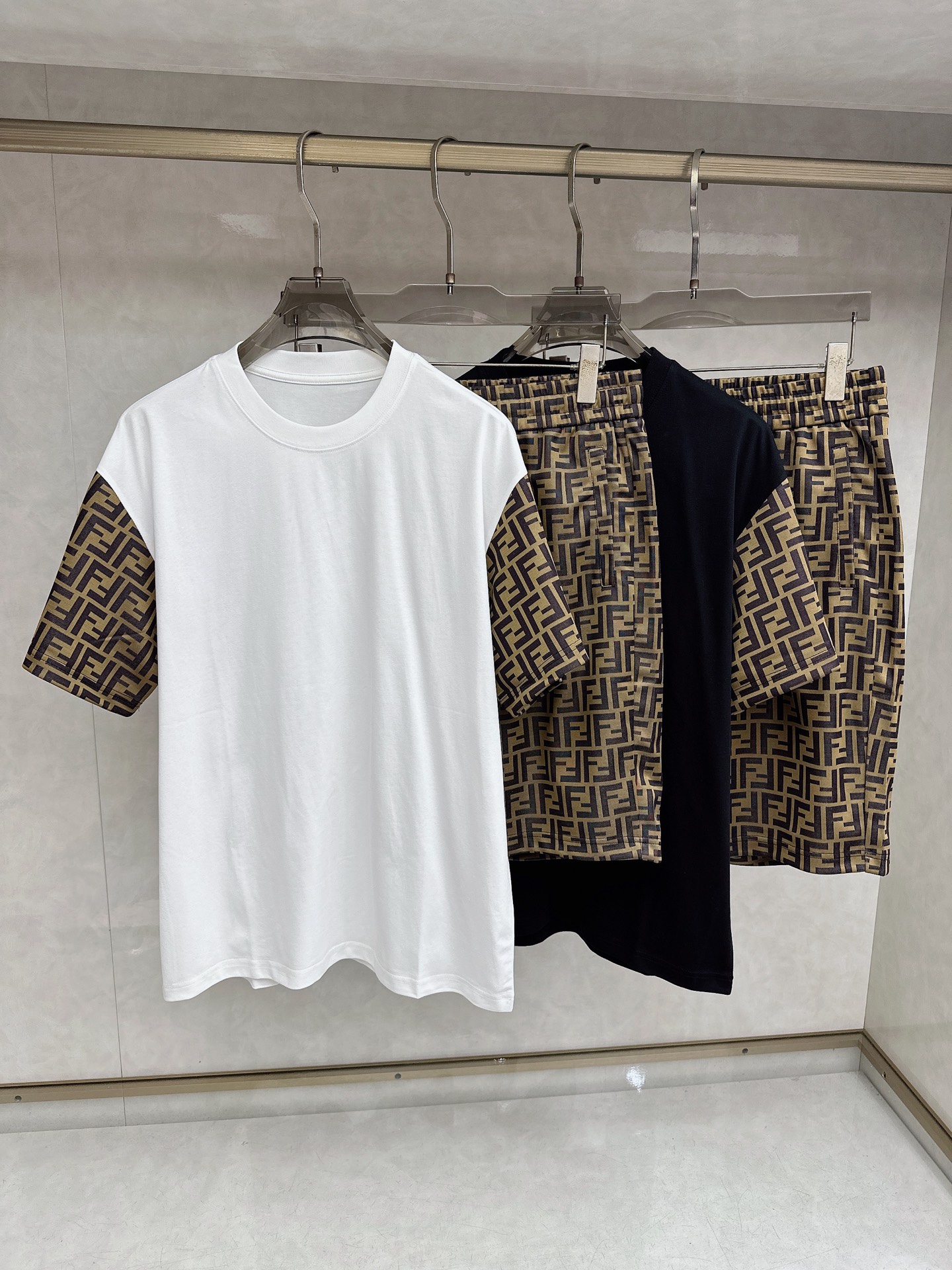 芬迪 2026春夏最新款，男女同款，经典设计短袖T恤短裤套装，定制丝光棉面料，手感柔软，穿着舒适，做工精