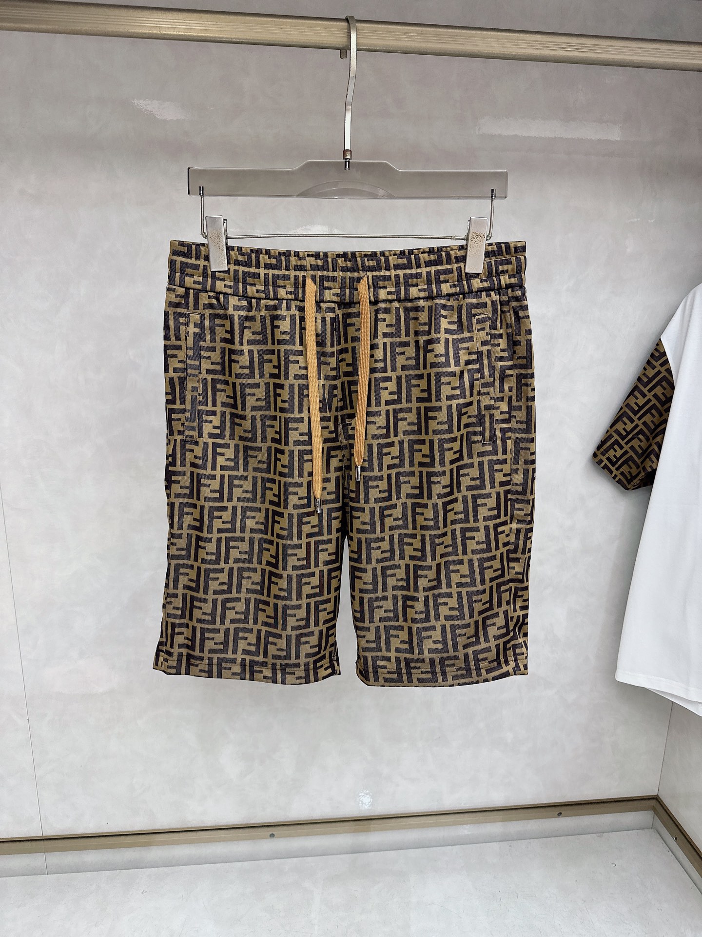 芬迪 2026春夏最新款，男女同款，经典设计短袖T恤短裤套装，定制丝光棉面料，手感柔软，穿着舒适，做工精