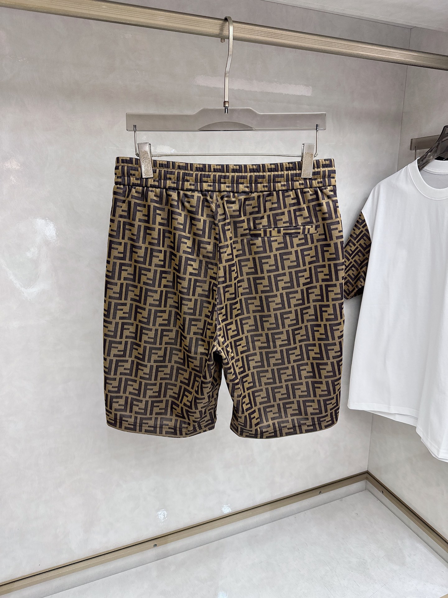 芬迪 2026春夏最新款，男女同款，经典设计短袖T恤短裤套装，定制丝光棉面料，手感柔软，穿着舒适，做工精