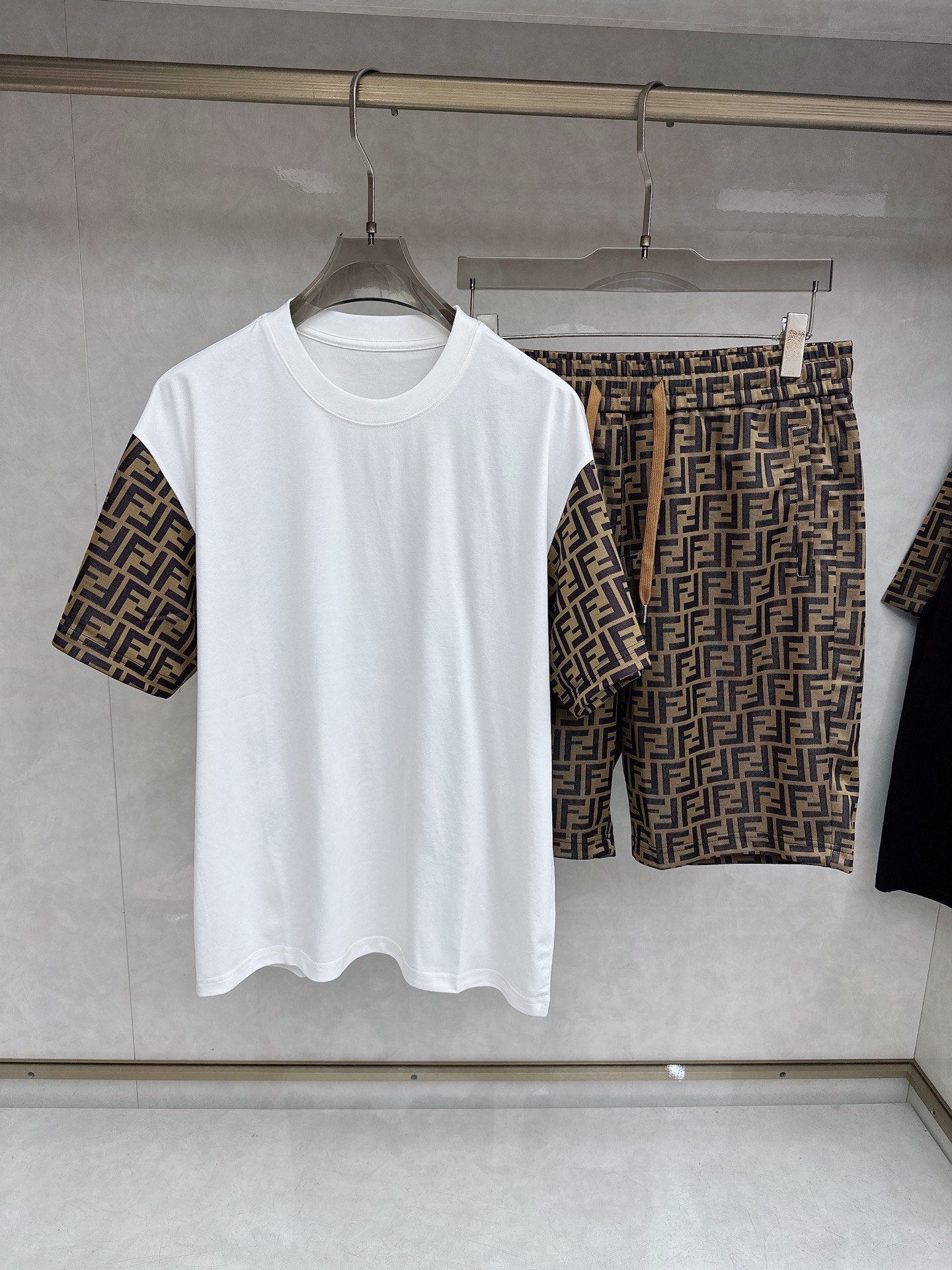 芬迪 2026春夏最新款，男女同款，经典设计短袖T恤短裤套装，定制丝光棉面料，手感柔软，穿着舒适，做工精