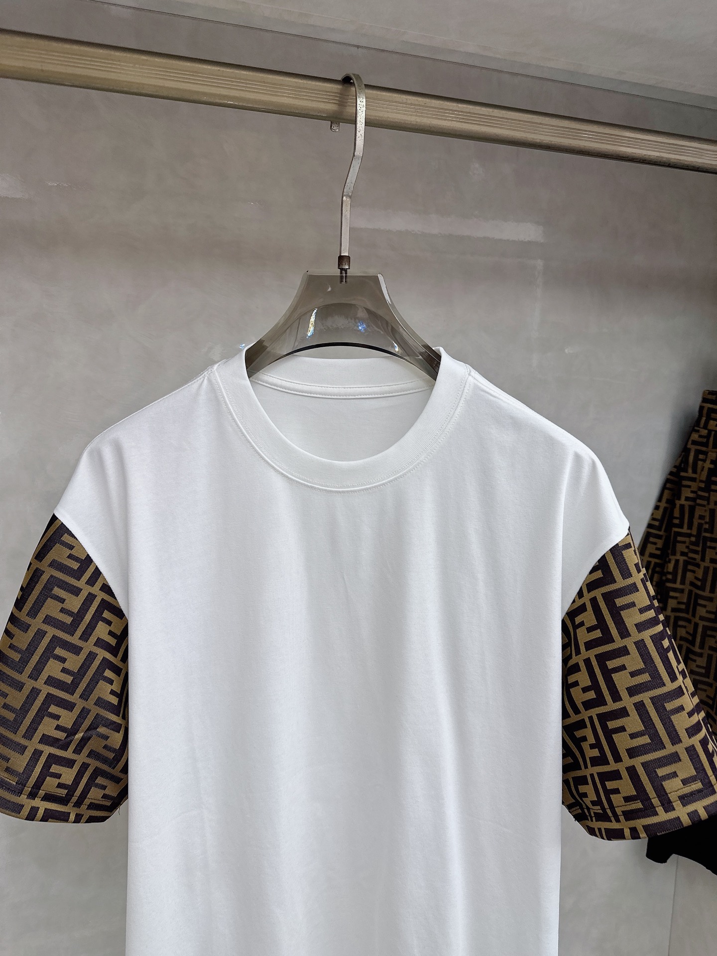 芬迪 2026春夏最新款，男女同款，经典设计短袖T恤短裤套装，定制丝光棉面料，手感柔软，穿着舒适，做工精