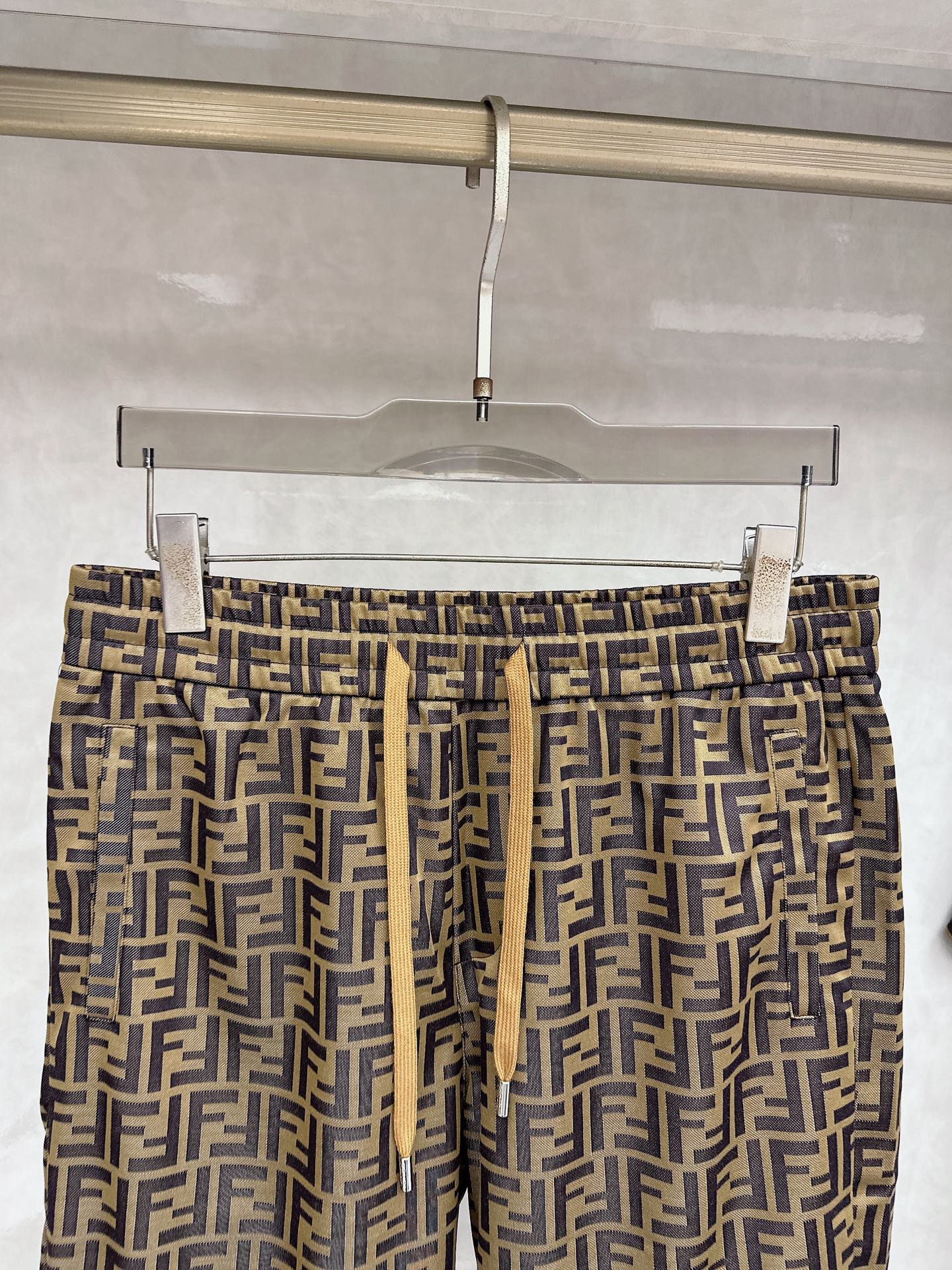 芬迪 2026春夏最新款，男女同款，经典设计短袖T恤短裤套装，定制丝光棉面料，手感柔软，穿着舒适，做工精