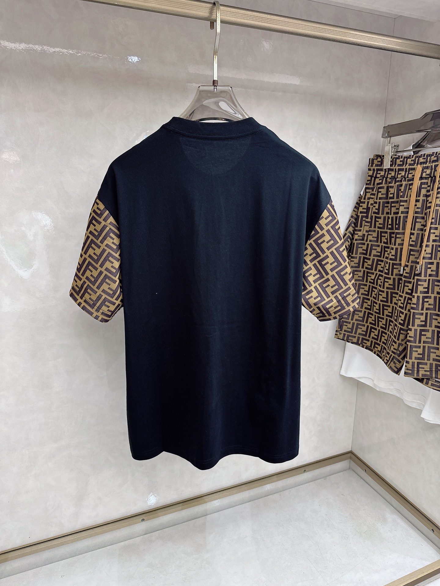 芬迪 2026春夏最新款，男女同款，经典设计短袖T恤短裤套装，定制丝光棉面料，手感柔软，穿着舒适，做工精