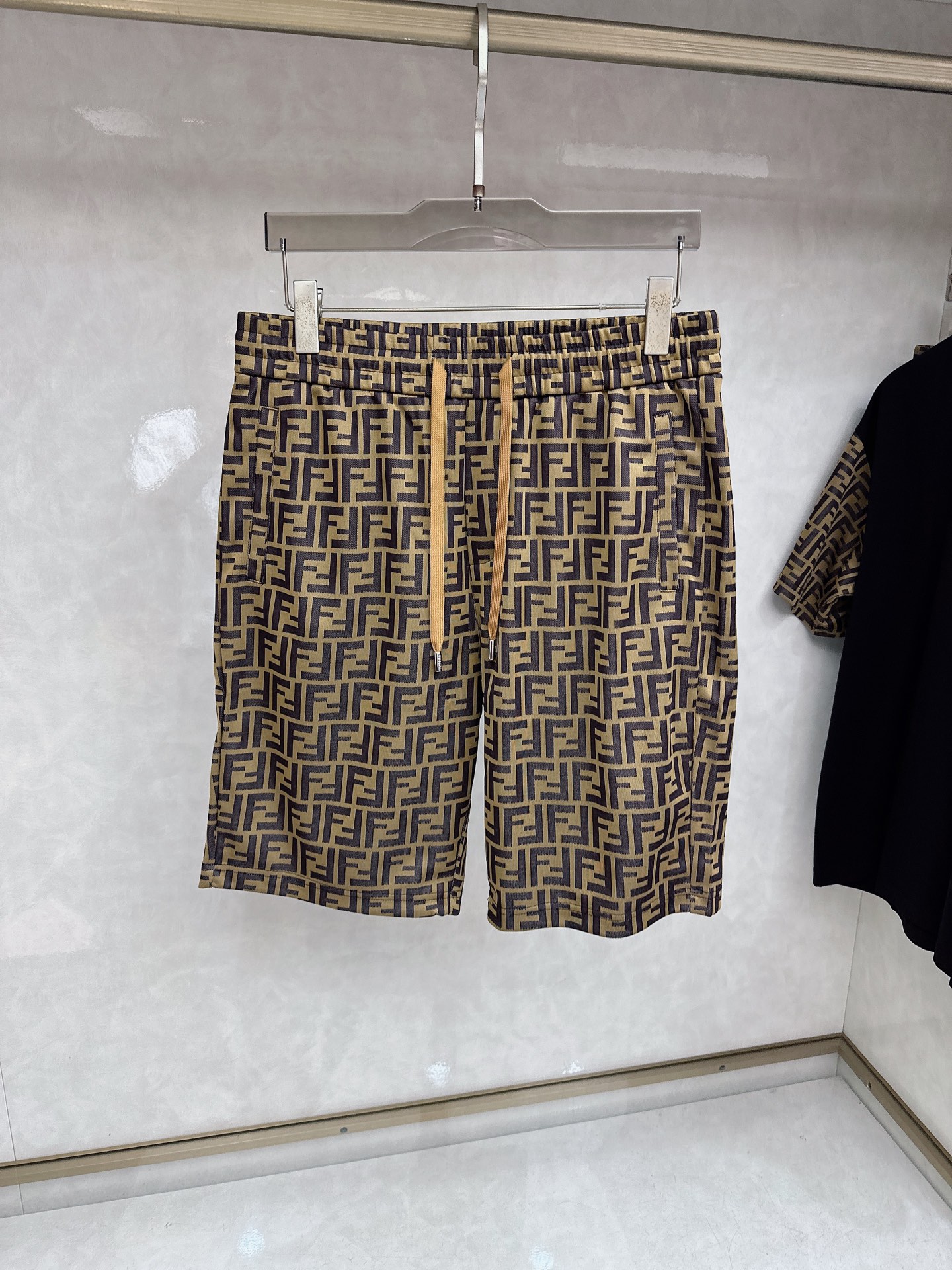 芬迪 2026春夏最新款，男女同款，经典设计短袖T恤短裤套装，定制丝光棉面料，手感柔软，穿着舒适，做工精