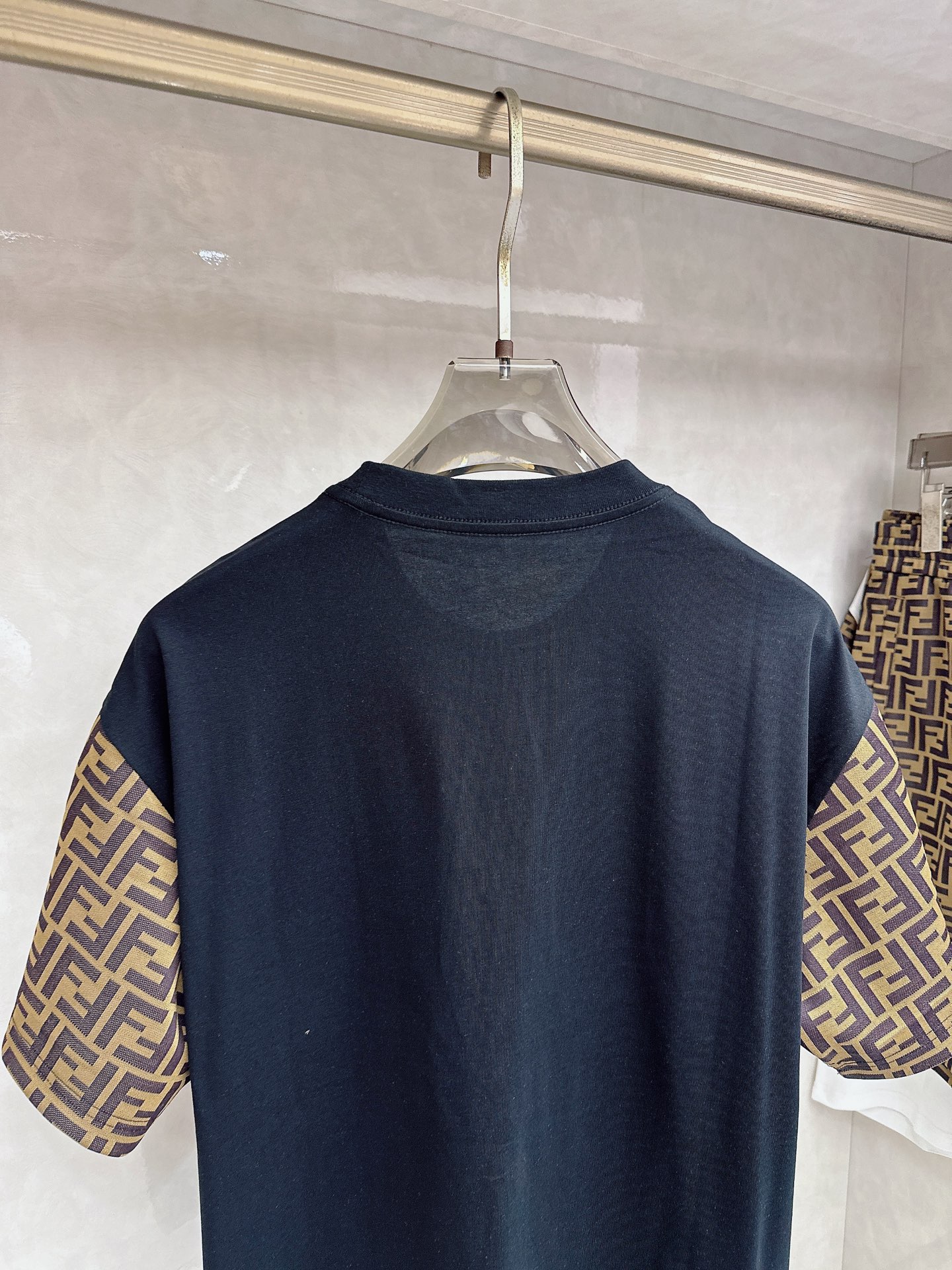 芬迪 2026春夏最新款，男女同款，经典设计短袖T恤短裤套装，定制丝光棉面料，手感柔软，穿着舒适，做工精