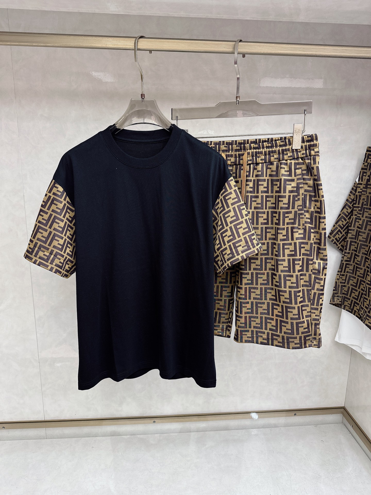 芬迪 2026春夏最新款，男女同款，经典设计短袖T恤短裤套装，定制丝光棉面料，手感柔软，穿着舒适，做工精