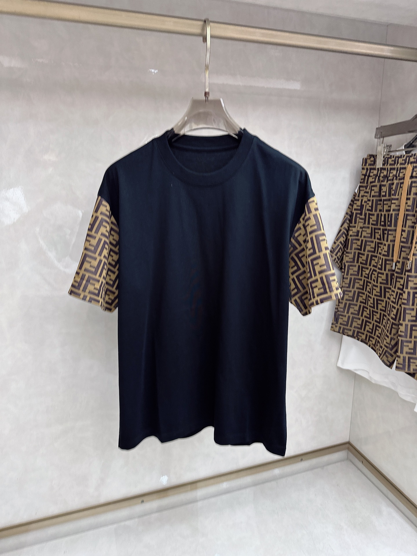 芬迪 2026春夏最新款，男女同款，经典设计短袖T恤短裤套装，定制丝光棉面料，手感柔软，穿着舒适，做工精