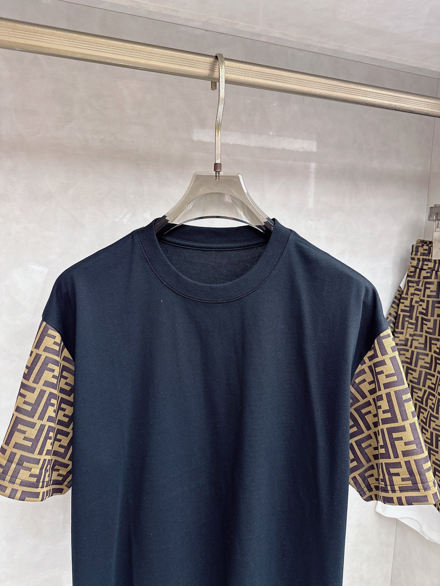 芬迪 2026春夏最新款，男女同款，经典设计短袖T恤短裤套装，定制丝光棉面料，手感柔软，穿着舒适，做工精