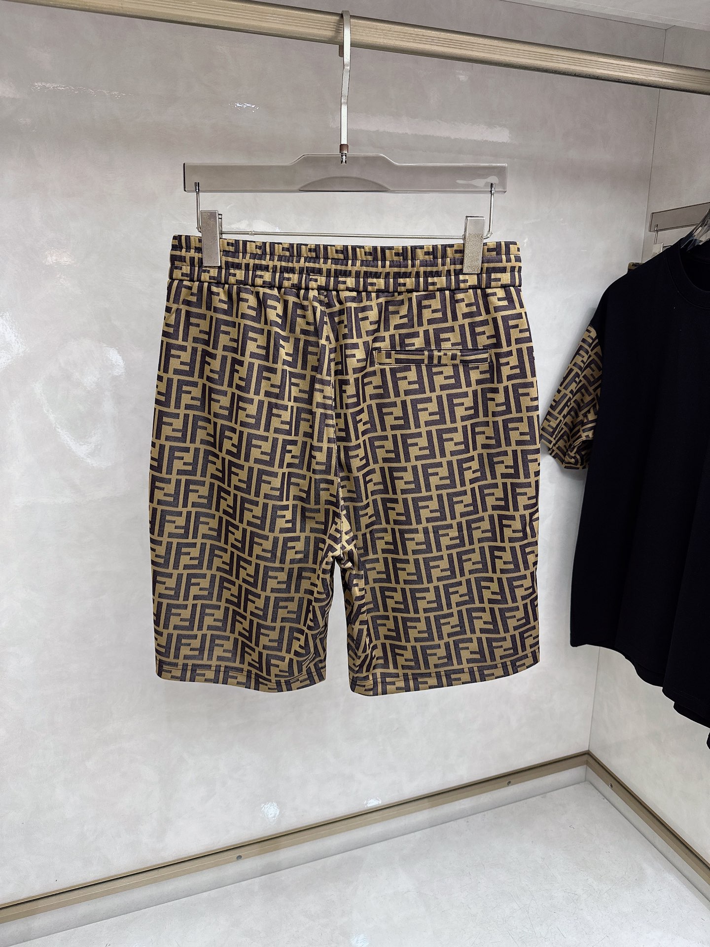 芬迪 2026春夏最新款，男女同款，经典设计短袖T恤短裤套装，定制丝光棉面料，手感柔软，穿着舒适，做工精