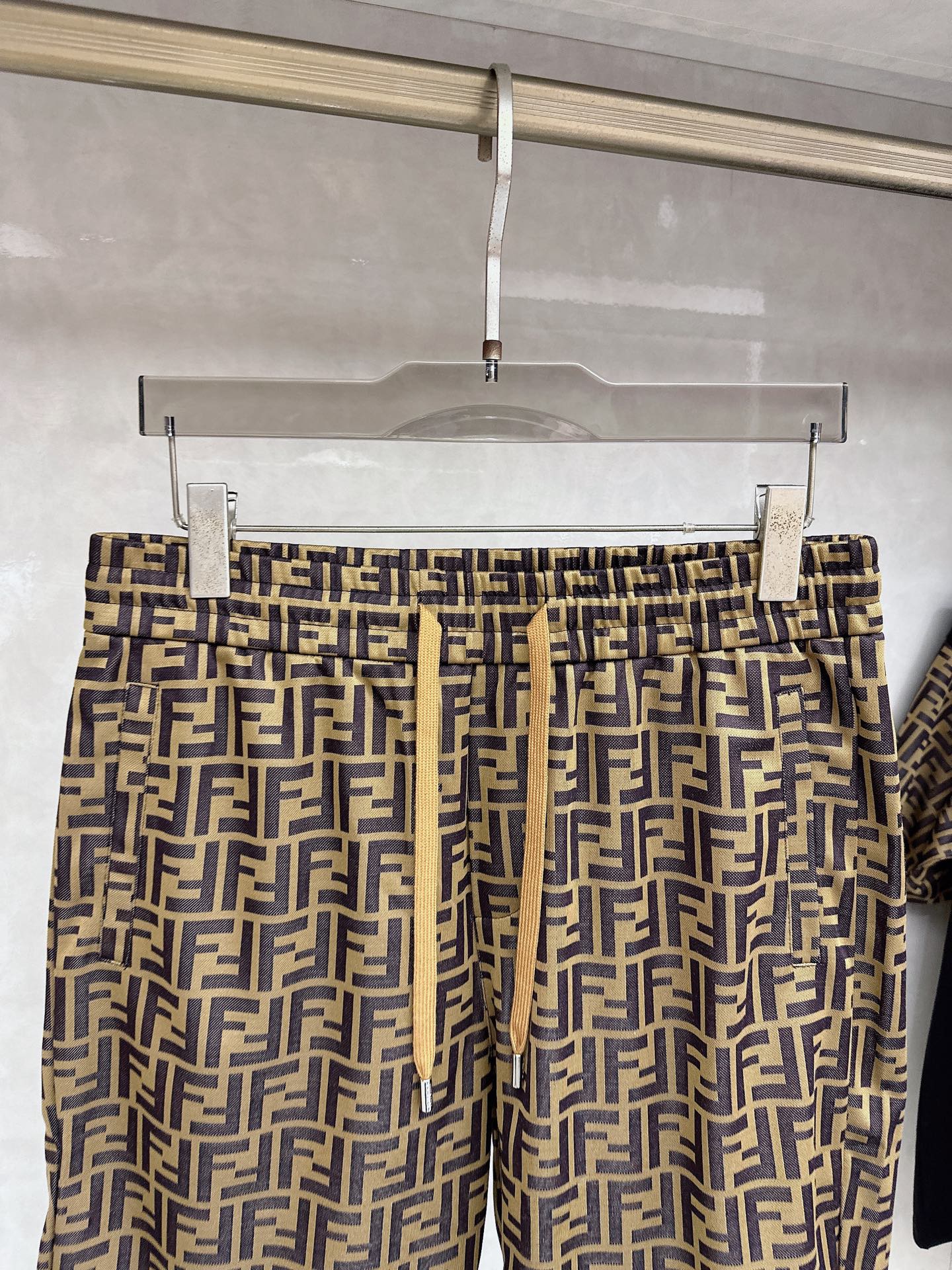 芬迪 2026春夏最新款，男女同款，经典设计短袖T恤短裤套装，定制丝光棉面料，手感柔软，穿着舒适，做工精