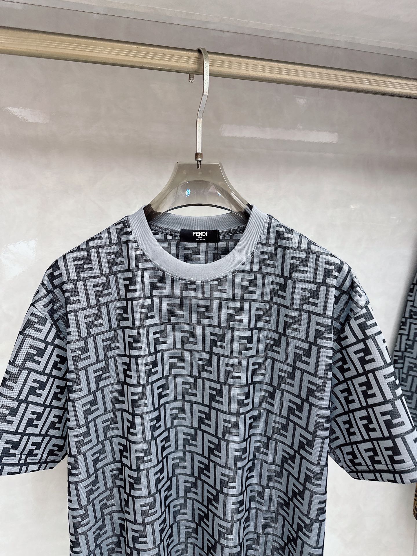 芬迪 2026春夏最新款，男女同款，经典设计短袖T恤短裤套装，定制丝光棉面料，手感柔软，穿着舒适，做工精