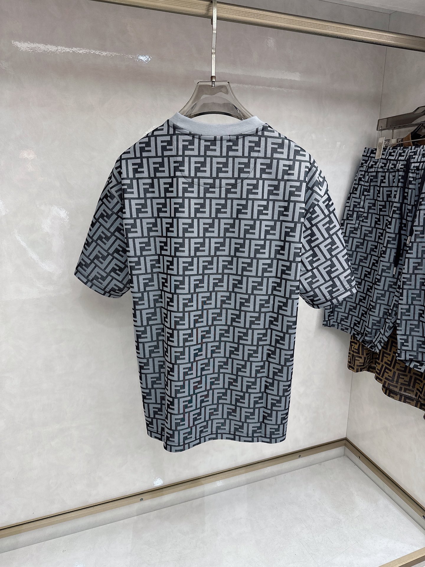 芬迪 2026春夏最新款，男女同款，经典设计短袖T恤短裤套装，定制丝光棉面料，手感柔软，穿着舒适，做工精