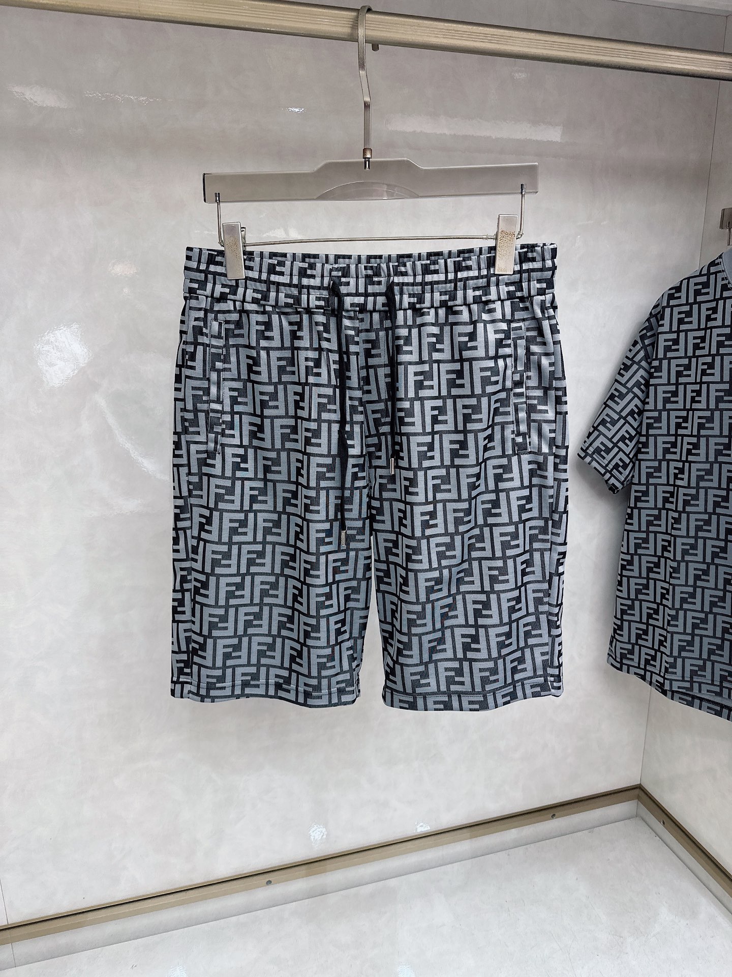 芬迪 2026春夏最新款，男女同款，经典设计短袖T恤短裤套装，定制丝光棉面料，手感柔软，穿着舒适，做工精