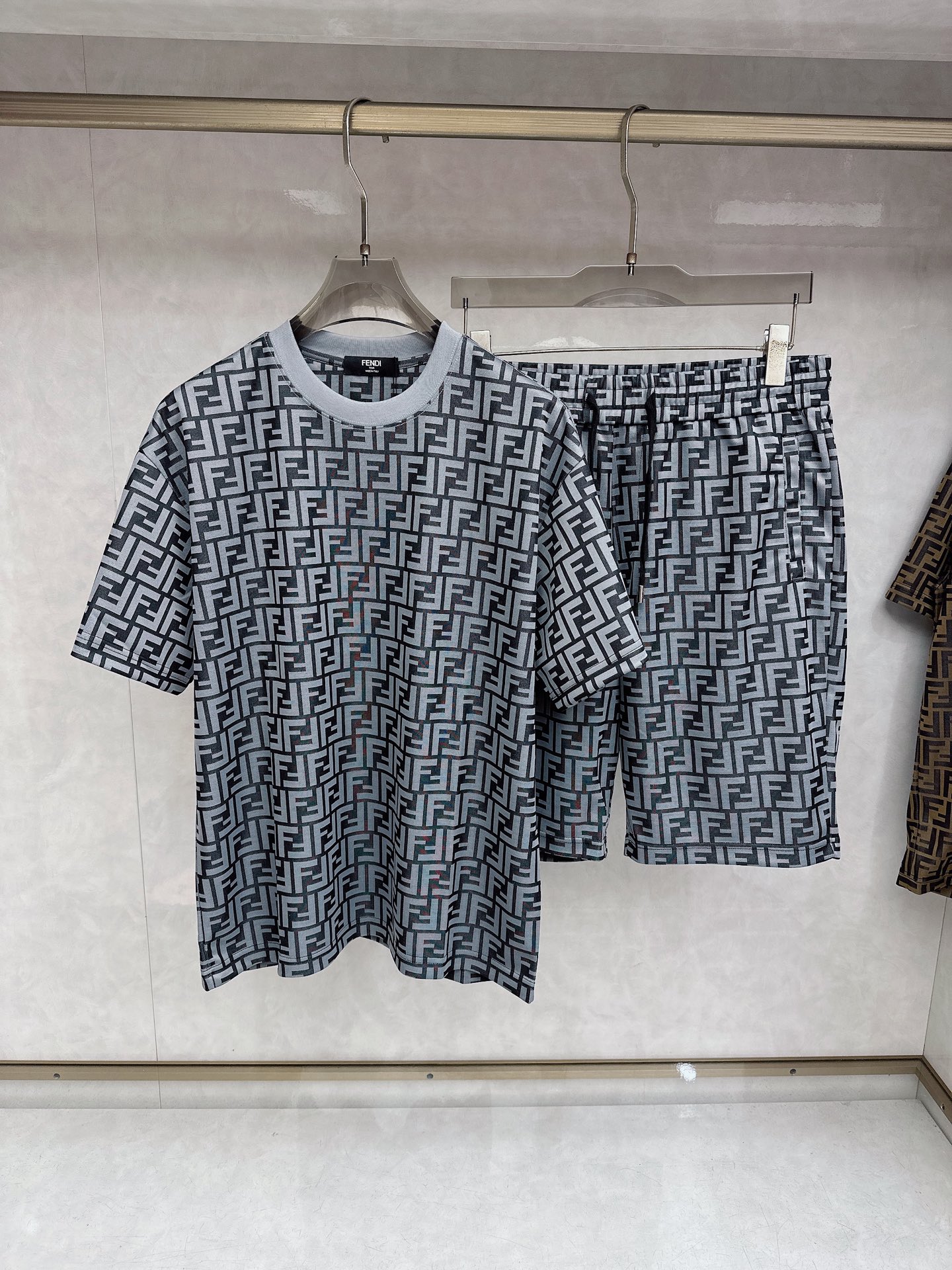 芬迪 2026春夏最新款，男女同款，经典设计短袖T恤短裤套装，定制丝光棉面料，手感柔软，穿着舒适，做工精