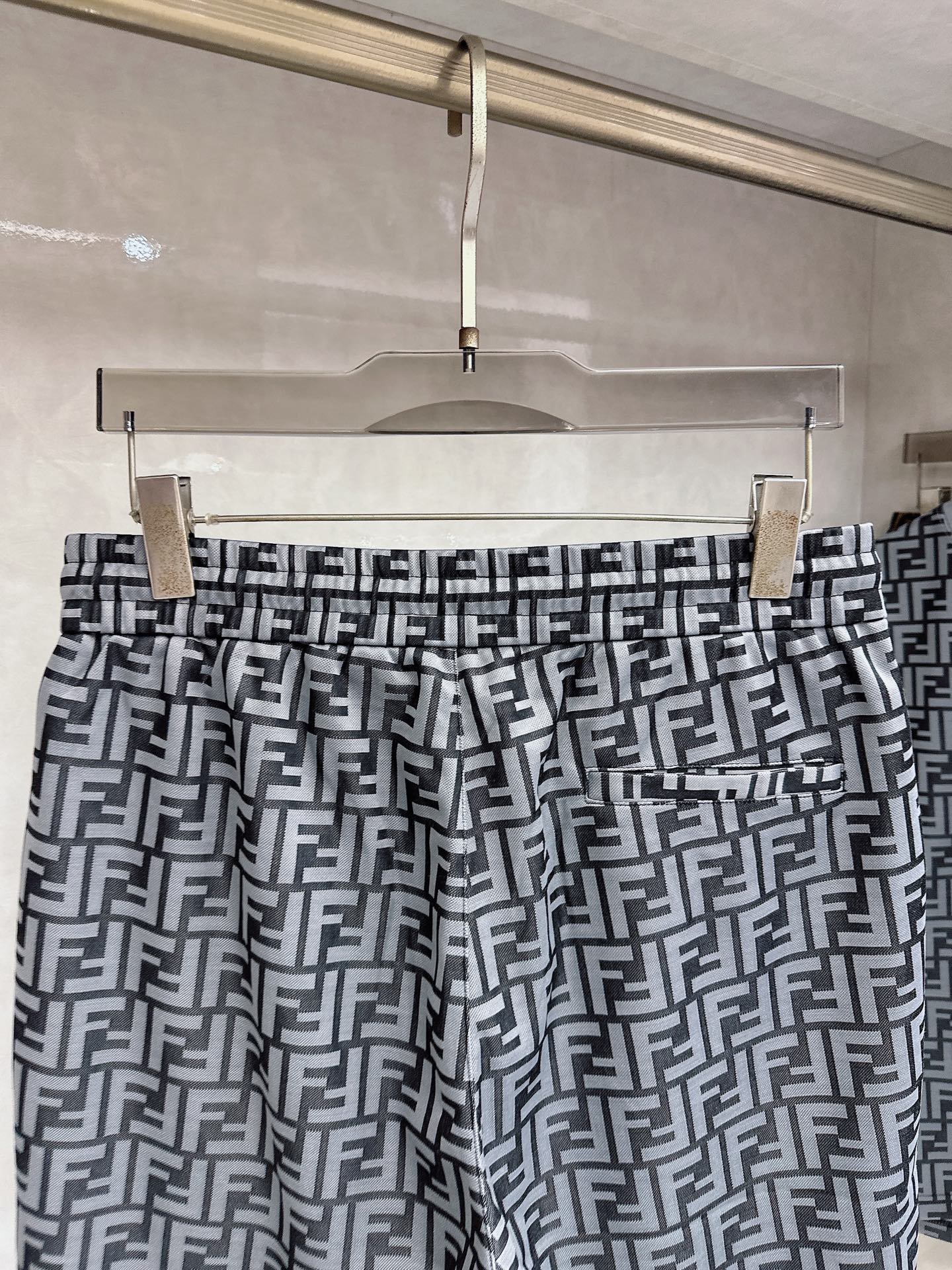 芬迪 2026春夏最新款，男女同款，经典设计短袖T恤短裤套装，定制丝光棉面料，手感柔软，穿着舒适，做工精