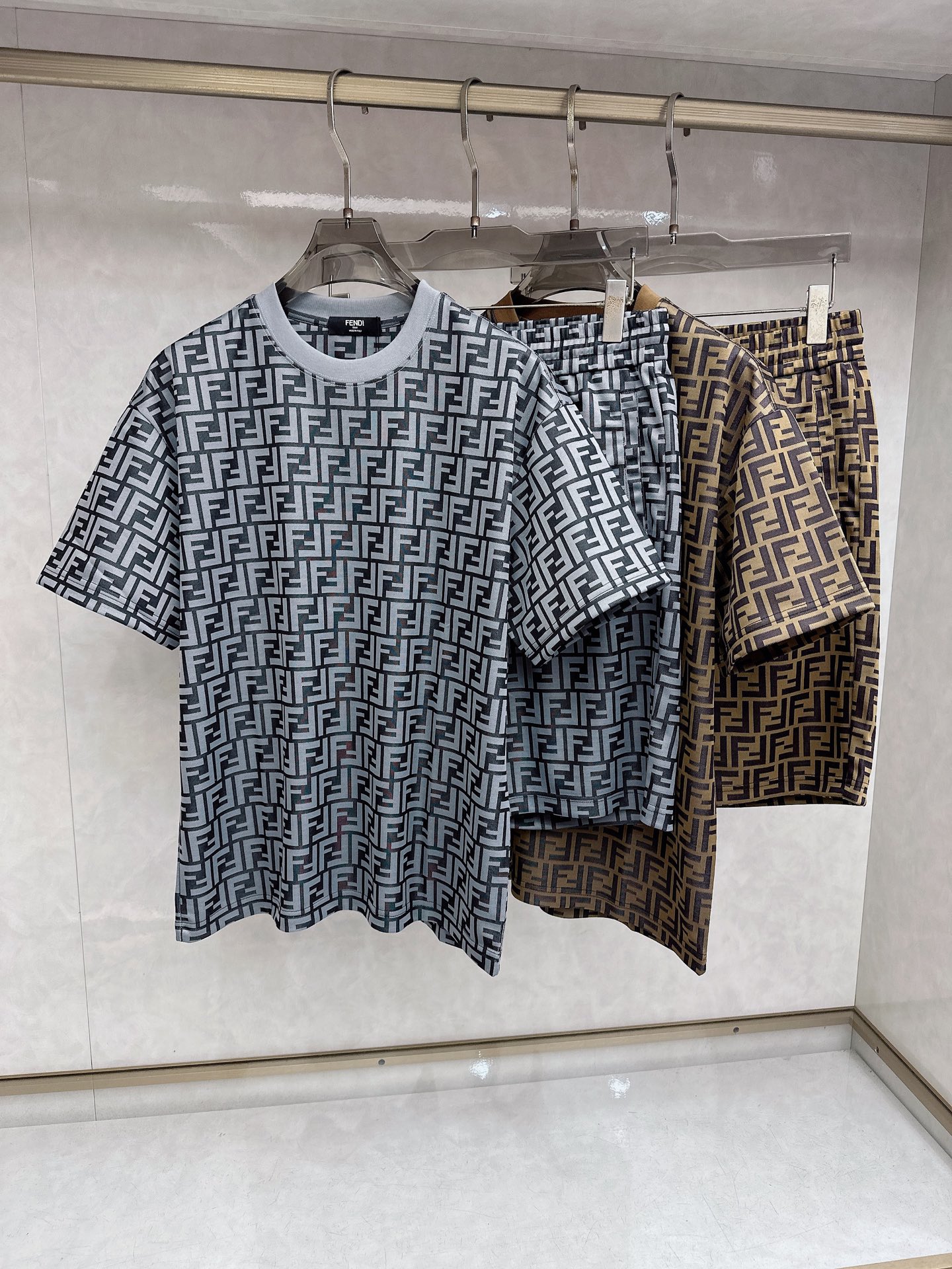 芬迪 2026春夏最新款，男女同款，经典设计短袖T恤短裤套装，定制丝光棉面料，手感柔软，穿着舒适，做工精