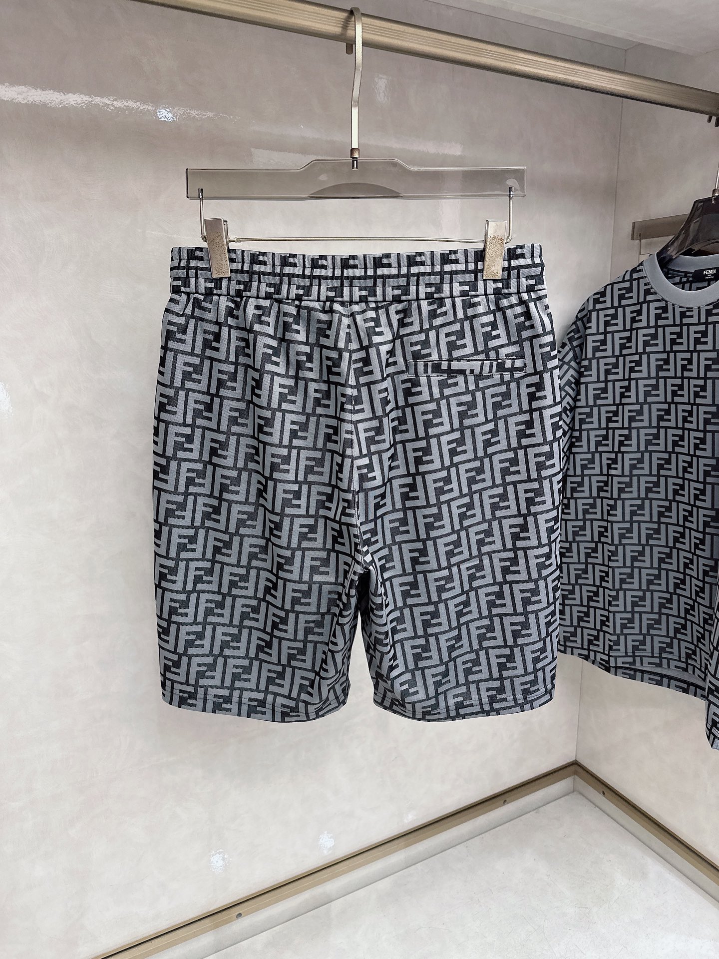 芬迪 2026春夏最新款，男女同款，经典设计短袖T恤短裤套装，定制丝光棉面料，手感柔软，穿着舒适，做工精