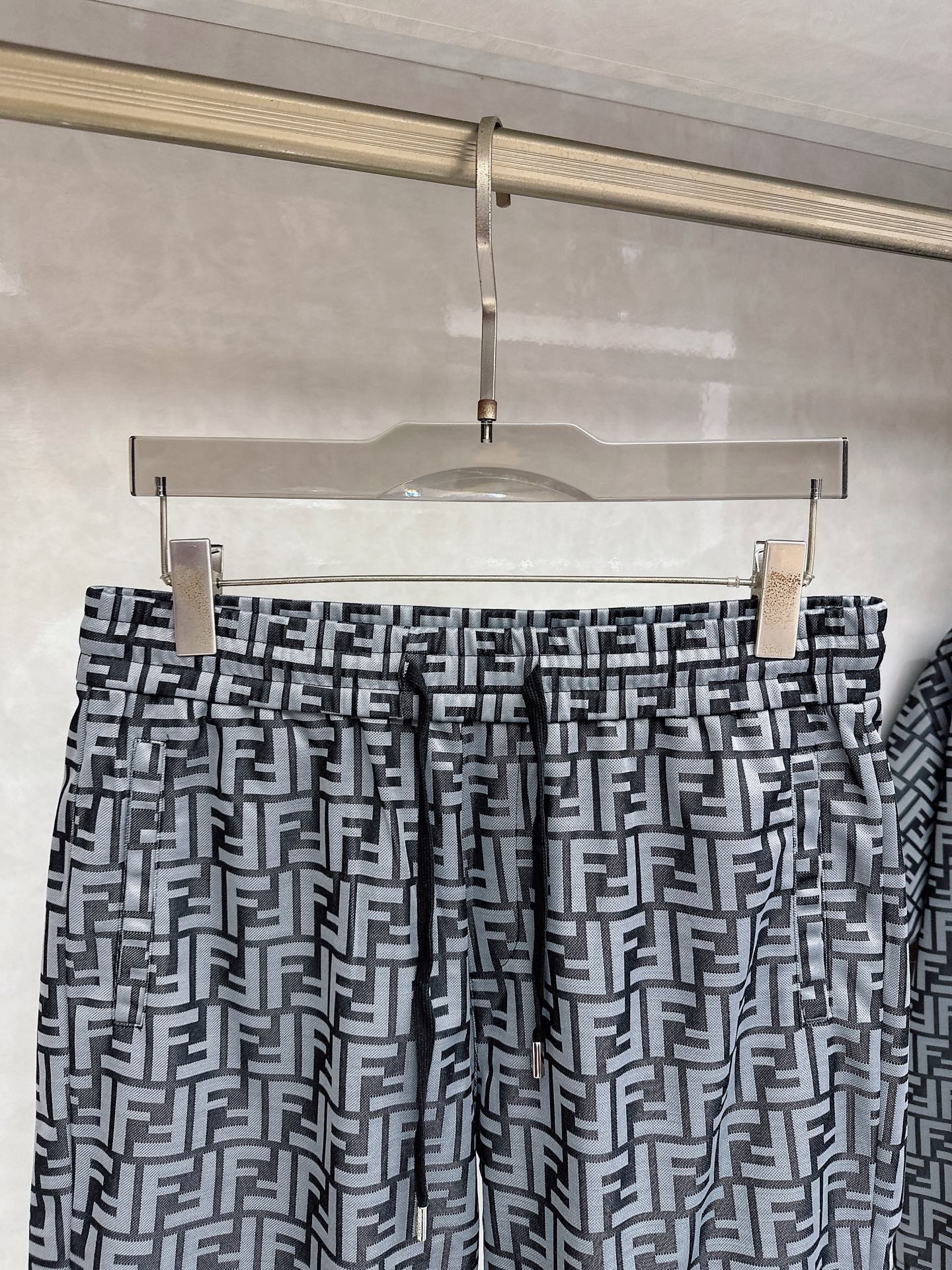 芬迪 2026春夏最新款，男女同款，经典设计短袖T恤短裤套装，定制丝光棉面料，手感柔软，穿着舒适，做工精