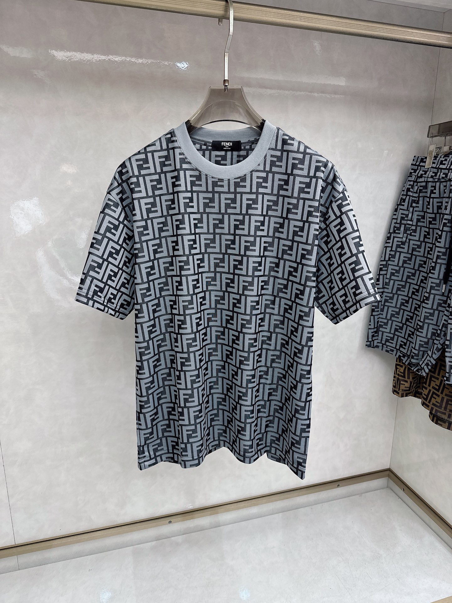 芬迪 2026春夏最新款，男女同款，经典设计短袖T恤短裤套装，定制丝光棉面料，手感柔软，穿着舒适，做工精