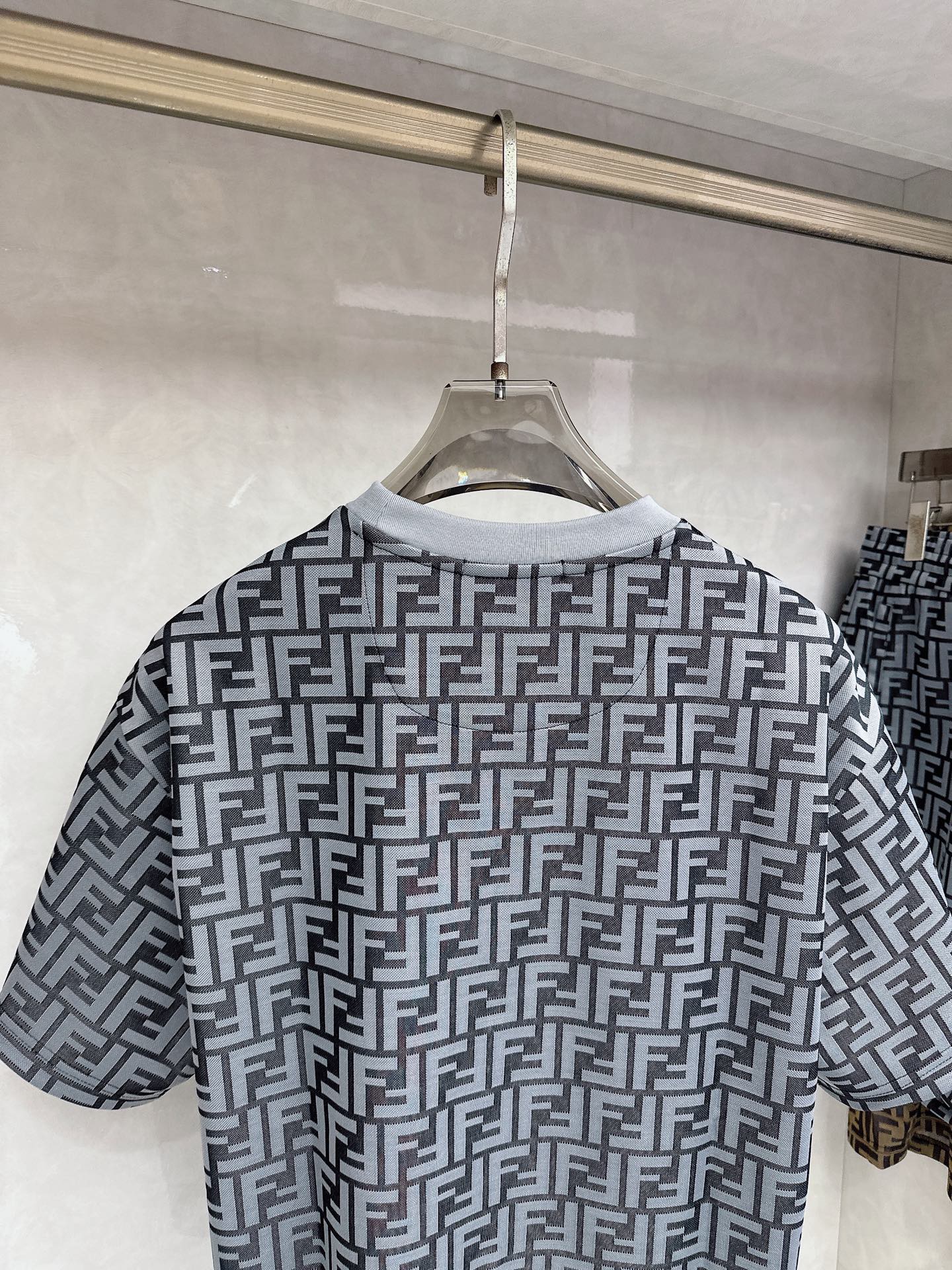 芬迪 2026春夏最新款，男女同款，经典设计短袖T恤短裤套装，定制丝光棉面料，手感柔软，穿着舒适，做工精