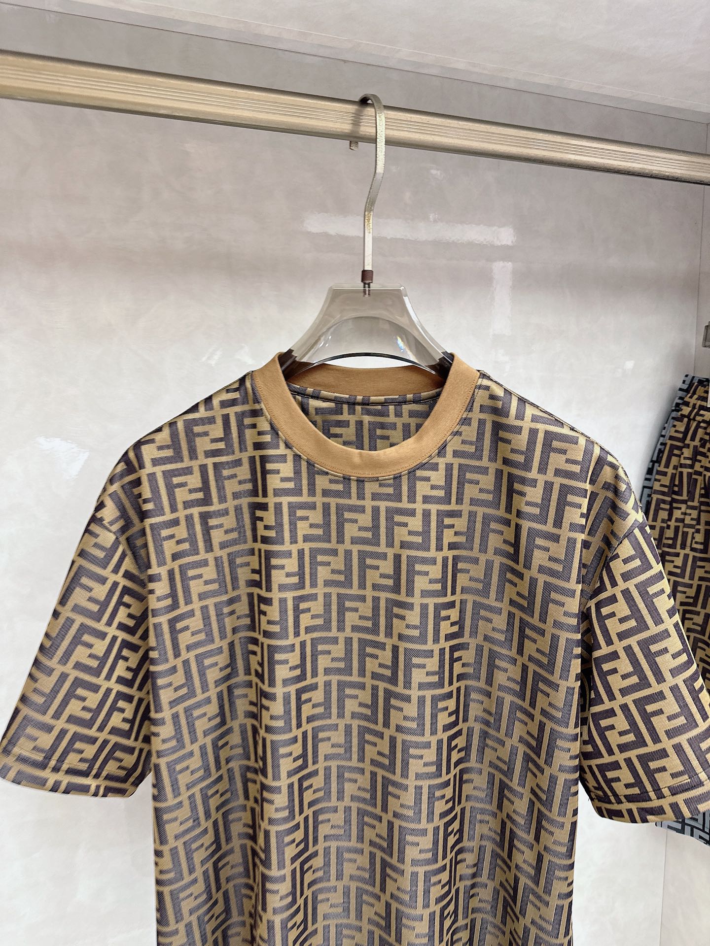 芬迪 2026春夏最新款，男女同款，经典设计短袖T恤短裤套装，定制丝光棉面料，手感柔软，穿着舒适，做工精