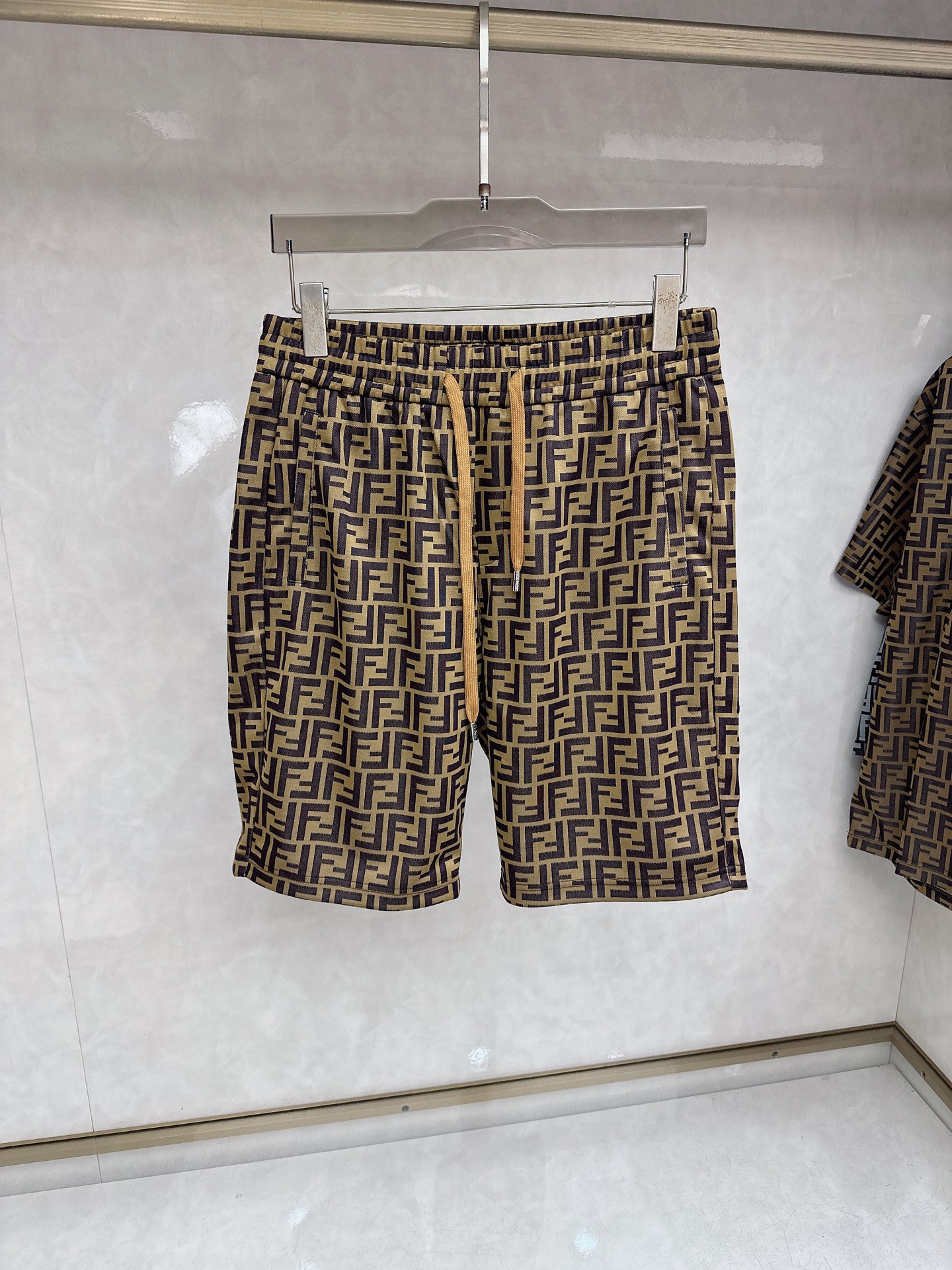 芬迪 2026春夏最新款，男女同款，经典设计短袖T恤短裤套装，定制丝光棉面料，手感柔软，穿着舒适，做工精