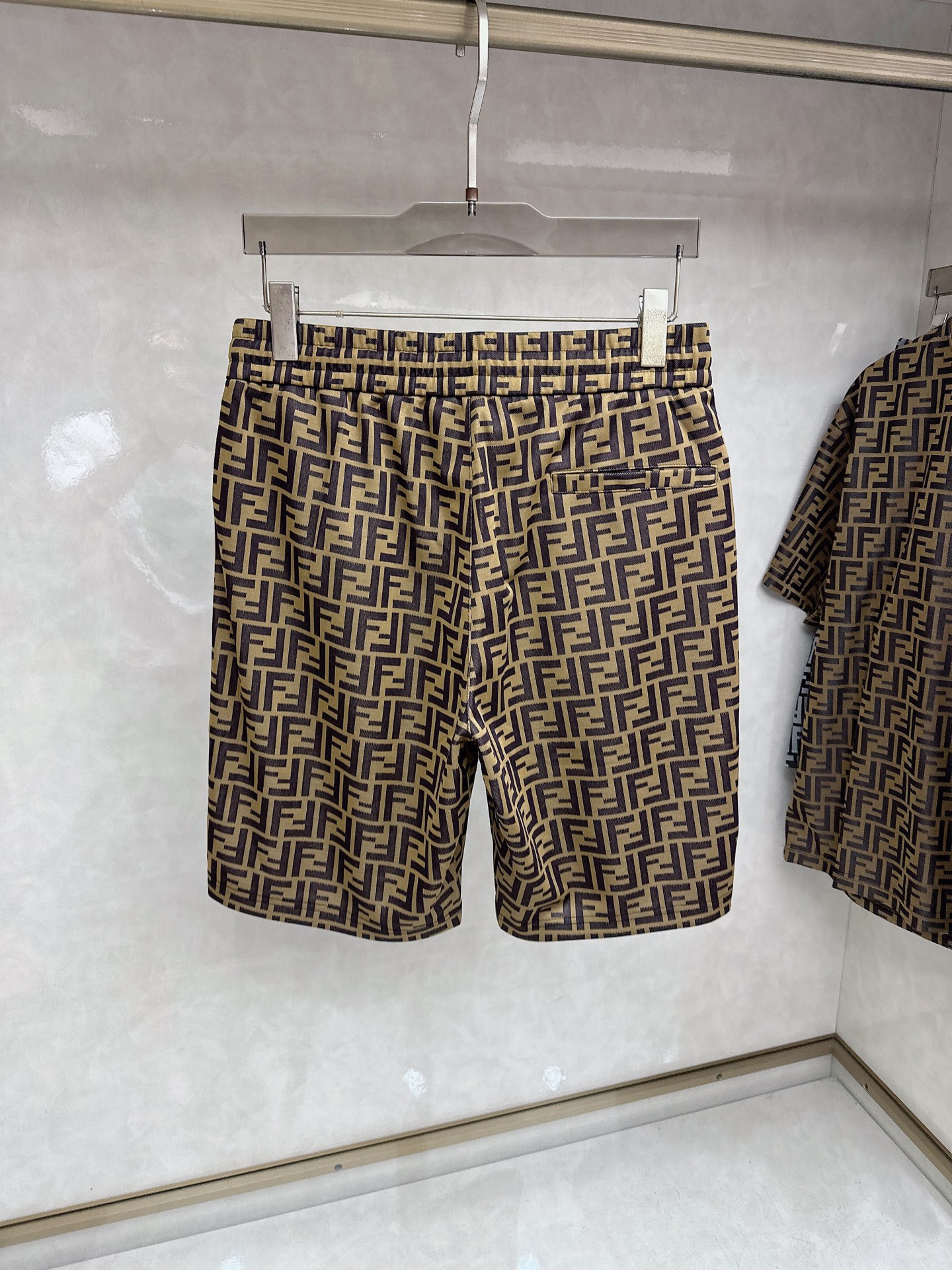 芬迪 2026春夏最新款，男女同款，经典设计短袖T恤短裤套装，定制丝光棉面料，手感柔软，穿着舒适，做工精