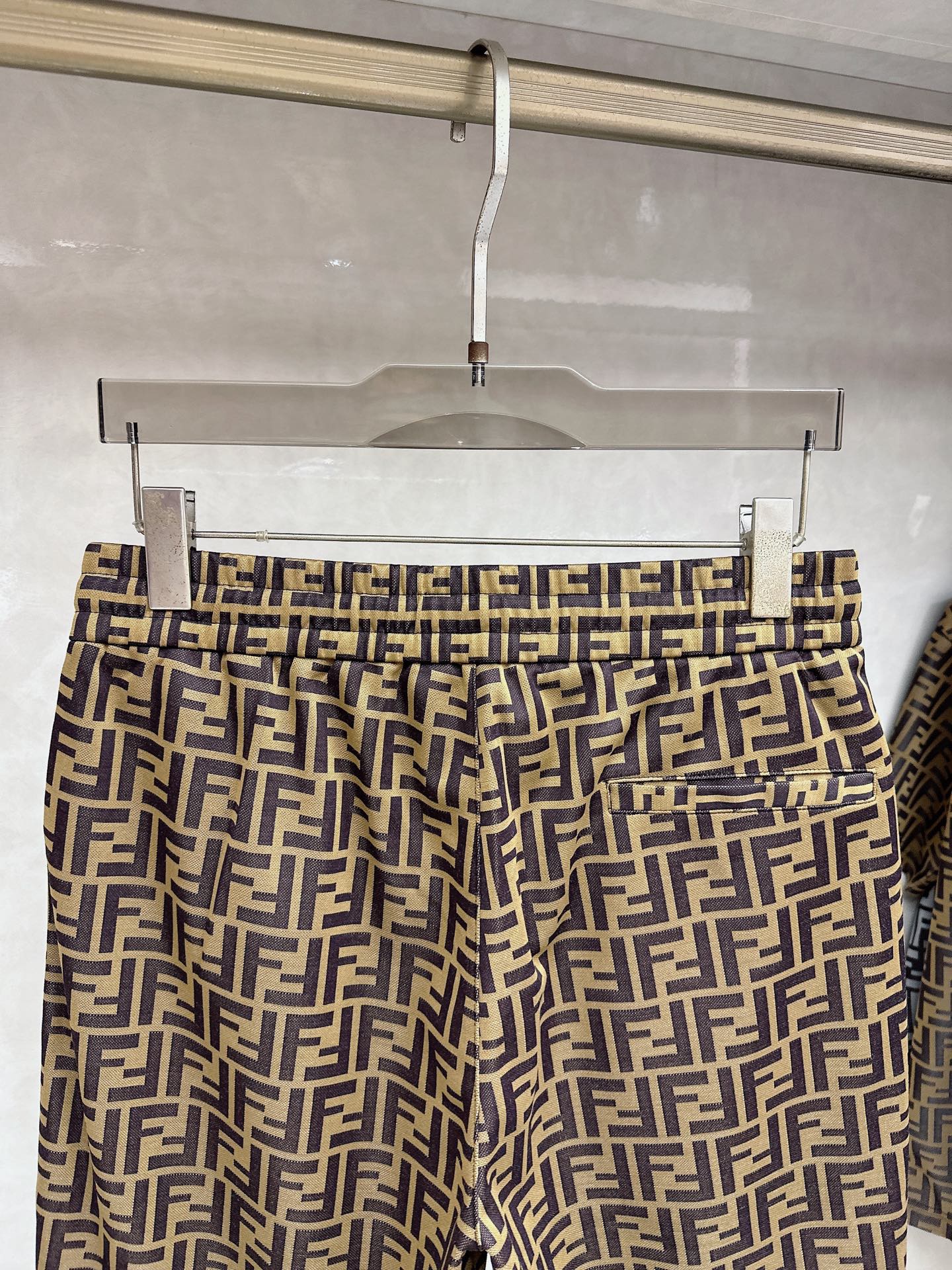 芬迪 2026春夏最新款，男女同款，经典设计短袖T恤短裤套装，定制丝光棉面料，手感柔软，穿着舒适，做工精