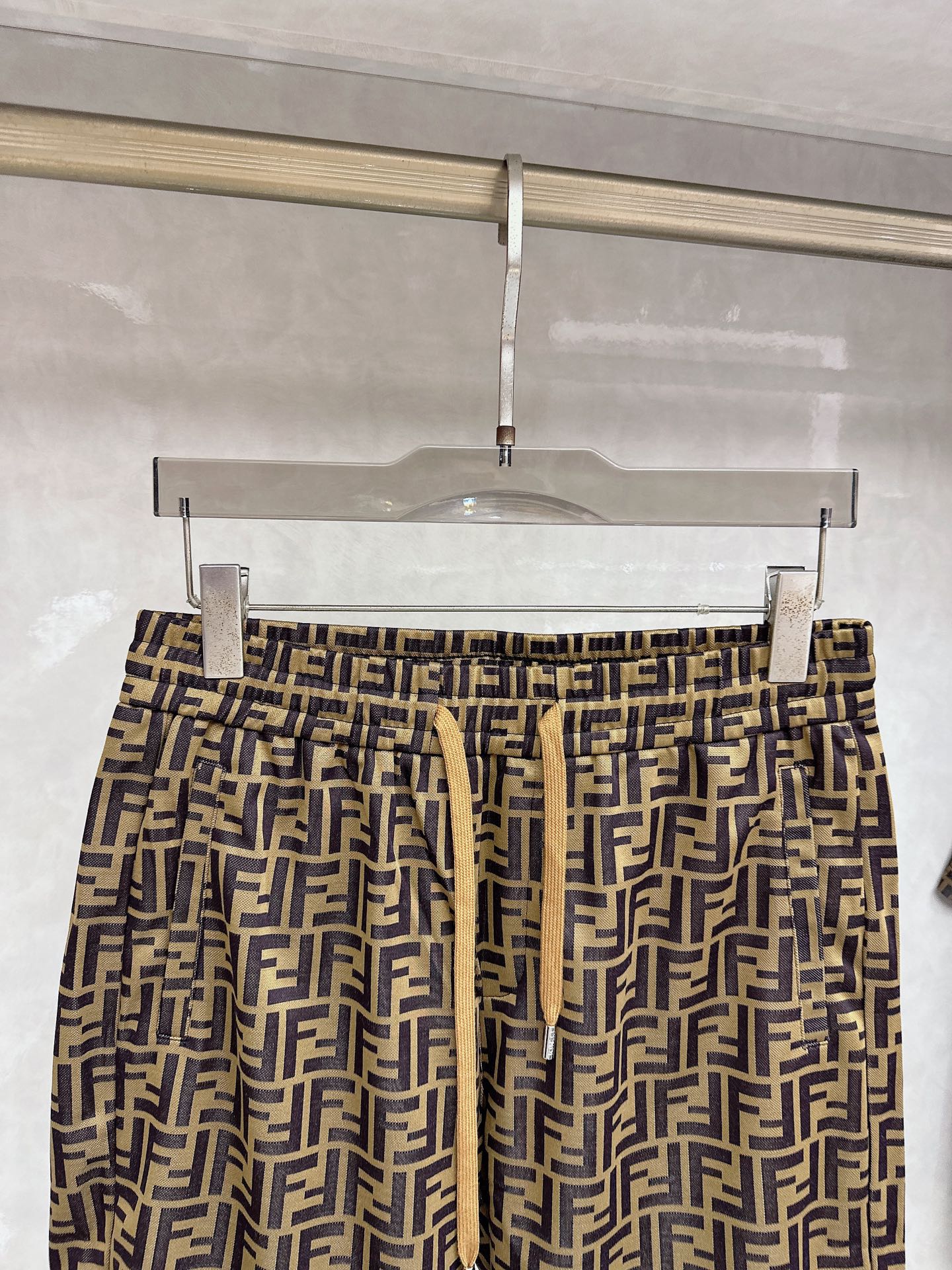 芬迪 2026春夏最新款，男女同款，经典设计短袖T恤短裤套装，定制丝光棉面料，手感柔软，穿着舒适，做工精