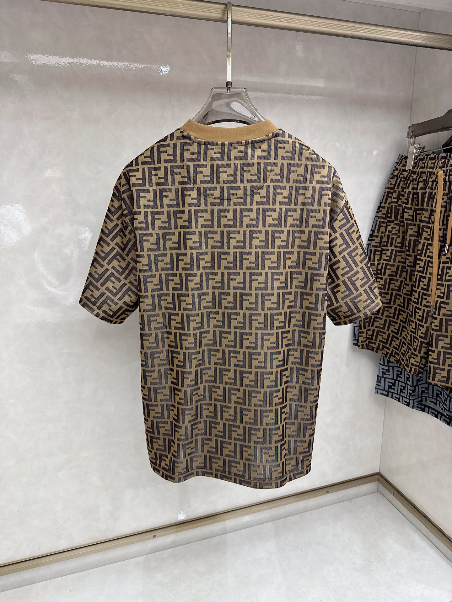 芬迪 2026春夏最新款，男女同款，经典设计短袖T恤短裤套装，定制丝光棉面料，手感柔软，穿着舒适，做工精