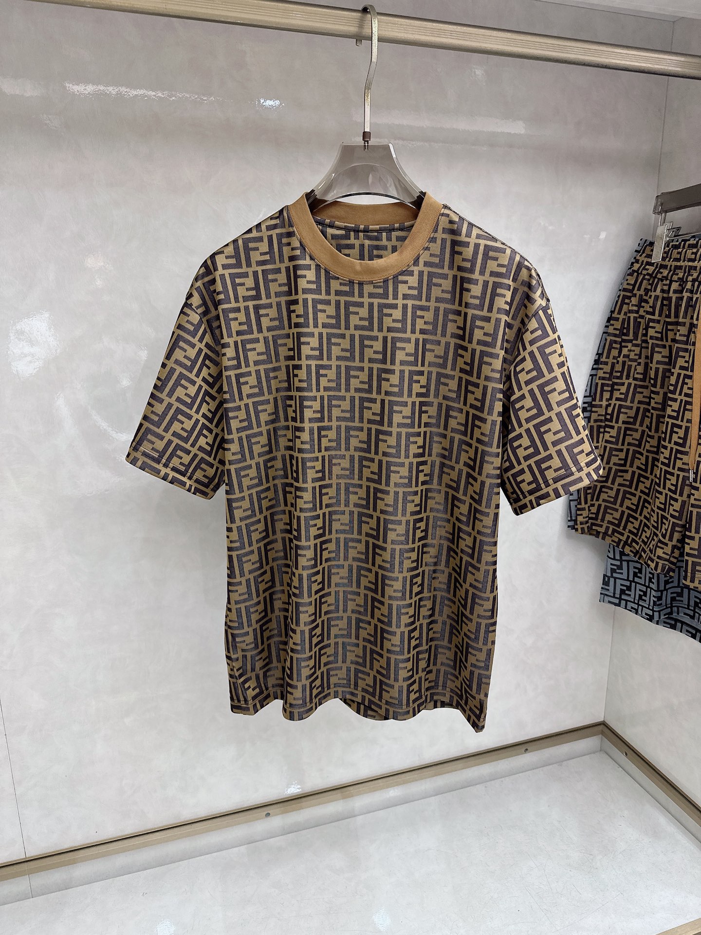 芬迪 2026春夏最新款，男女同款，经典设计短袖T恤短裤套装，定制丝光棉面料，手感柔软，穿着舒适，做工精