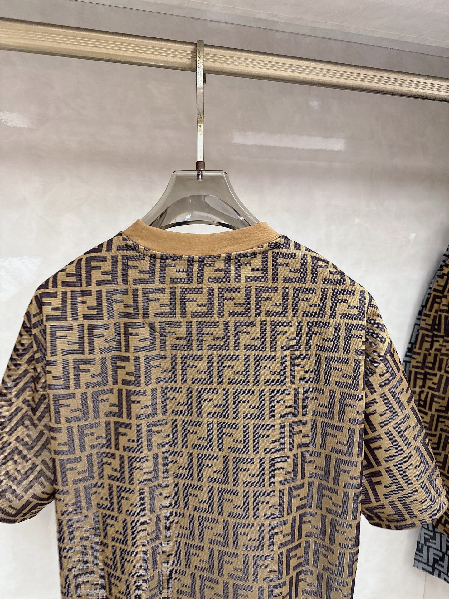 芬迪 2026春夏最新款，男女同款，经典设计短袖T恤短裤套装，定制丝光棉面料，手感柔软，穿着舒适，做工精