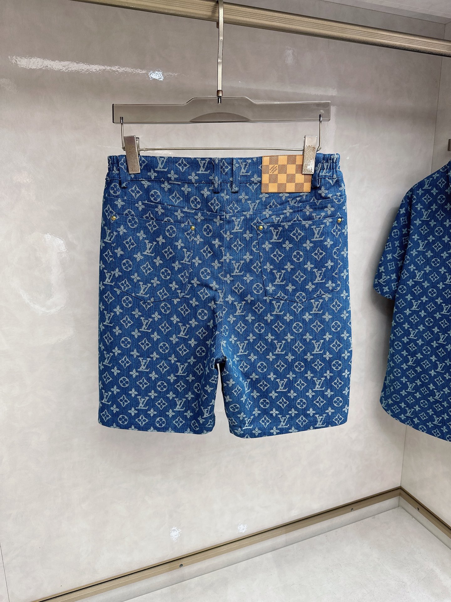 LV 2026夏季新款 休闲 西装短袖 短裤套装，高端版本！定制面料 ， 透气舒适度高，细节无可挑剔，品