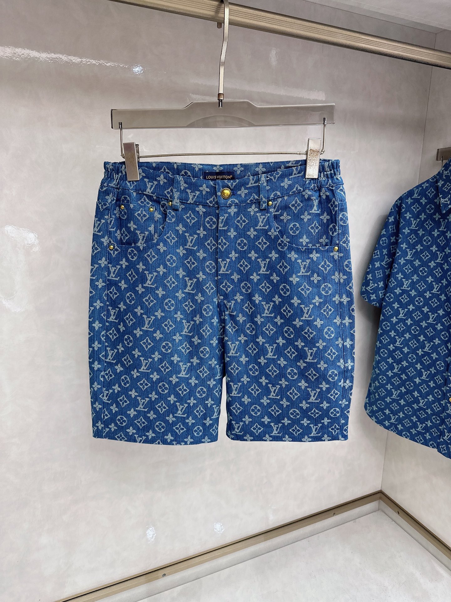 LV 2026夏季新款 休闲 西装短袖 短裤套装，高端版本！定制面料 ， 透气舒适度高，细节无可挑剔，品